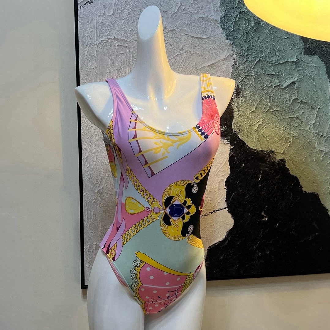  🆕
范思哲连体泳衣👙❤️😍🥰适合多种场景的游泳衣🏊‍♀️海边 游泳池 温泉 水上乐园 漂流都可以😌内搭