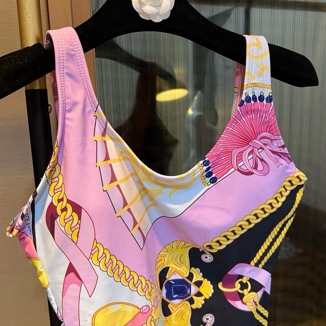  🆕
范思哲连体泳衣👙❤️😍🥰适合多种场景的游泳衣🏊‍♀️海边 游泳池 温泉 水上乐园 漂流都可以😌内搭