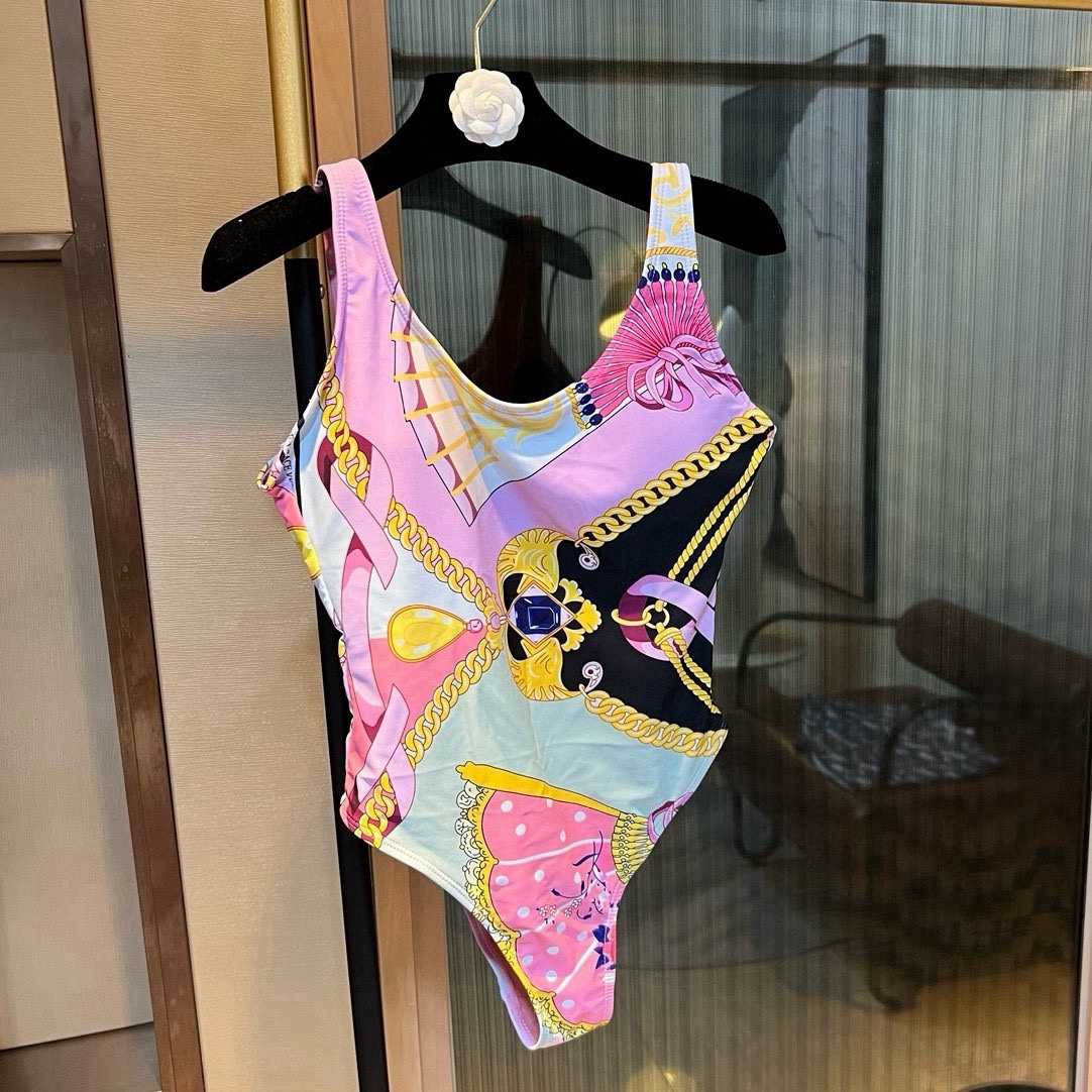  🆕
范思哲连体泳衣👙❤️😍🥰适合多种场景的游泳衣🏊‍♀️海边 游泳池 温泉 水上乐园 漂流都可以😌内搭