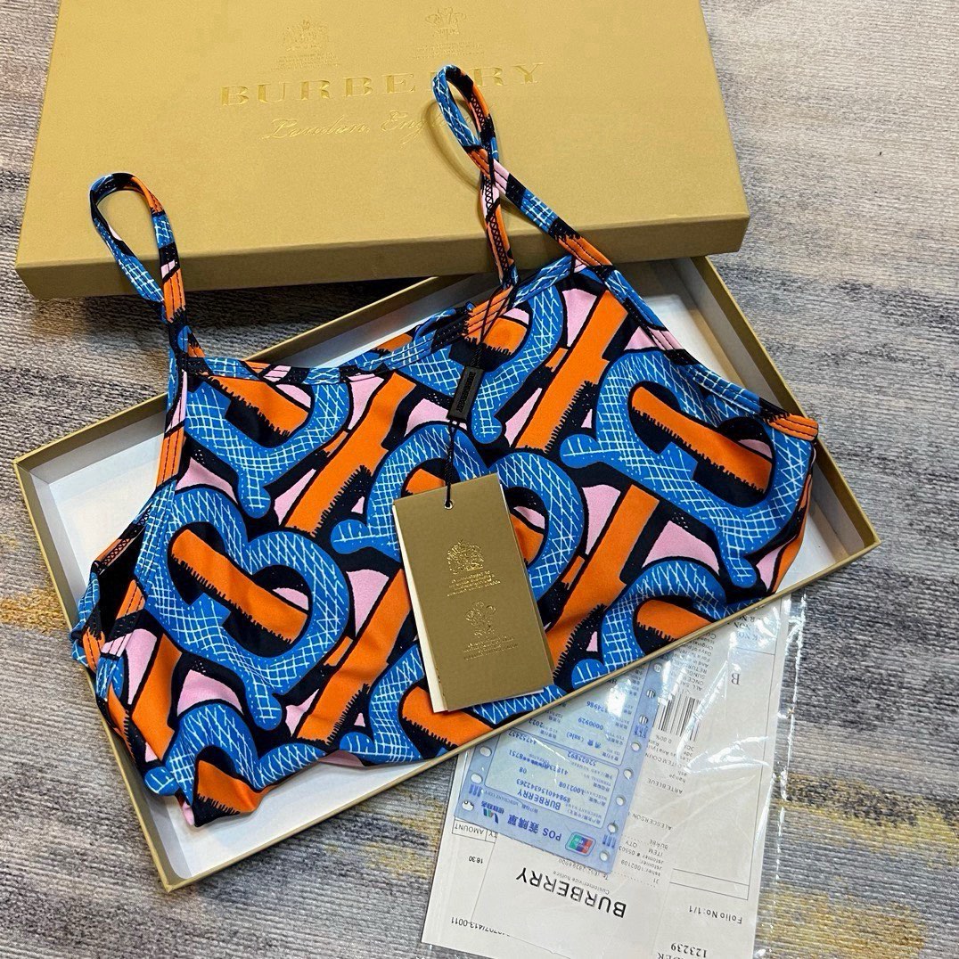  🆕
Dior迪奥新款连体泳衣  😍🥰适合多种场景的游泳衣🏊‍♀️海边 游泳池 温泉 水上乐园 漂流都可