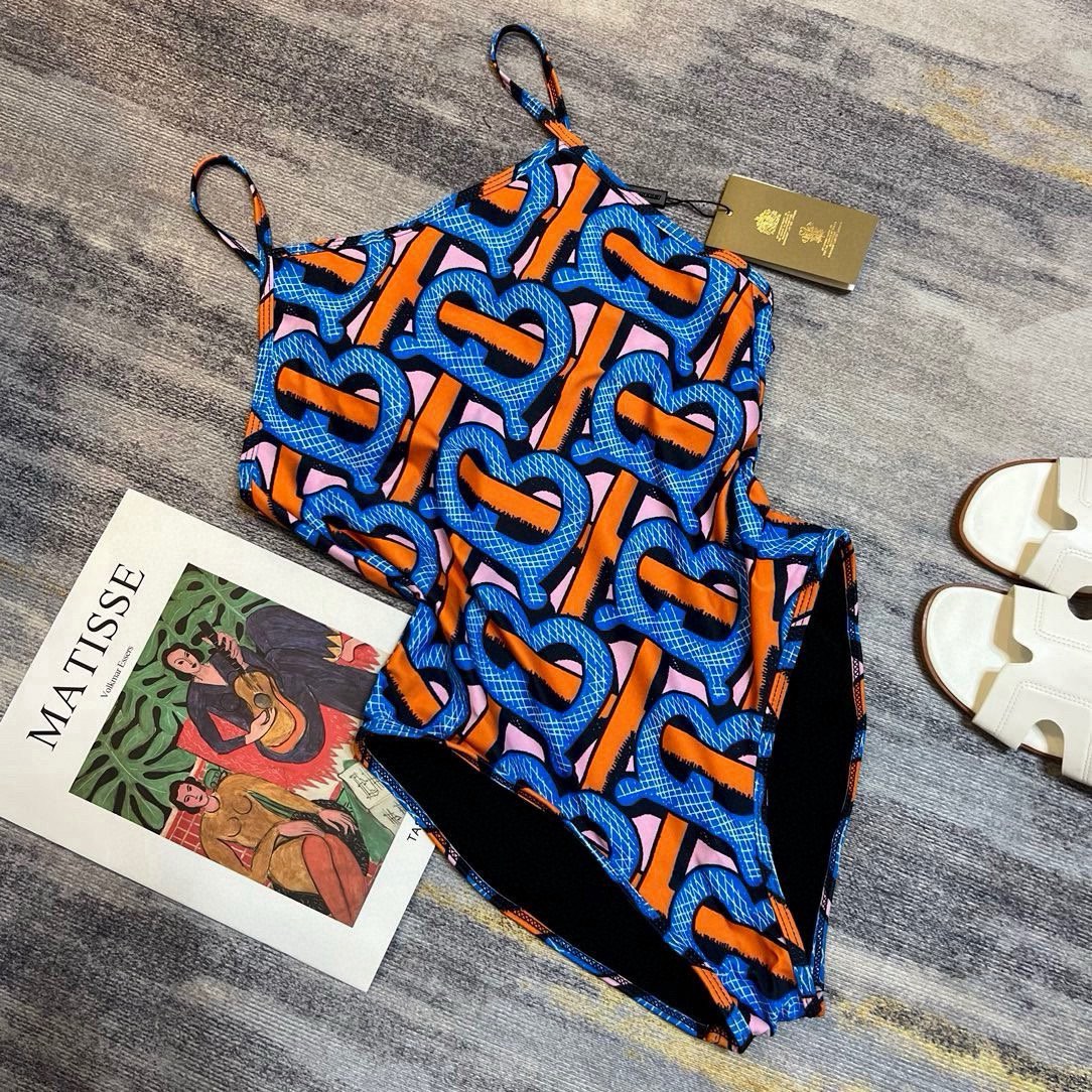  🆕
Dior迪奥新款连体泳衣  😍🥰适合多种场景的游泳衣🏊‍♀️海边 游泳池 温泉 水上乐园 漂流都可