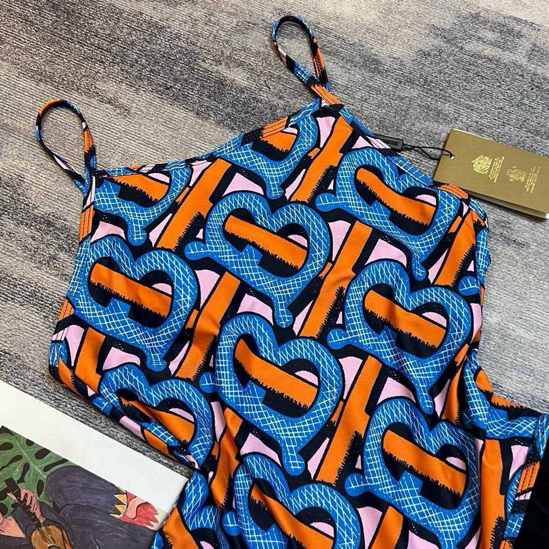  🆕
Dior迪奥新款连体泳衣  😍🥰适合多种场景的游泳衣🏊‍♀️海边 游泳池 温泉 水上乐园 漂流都可