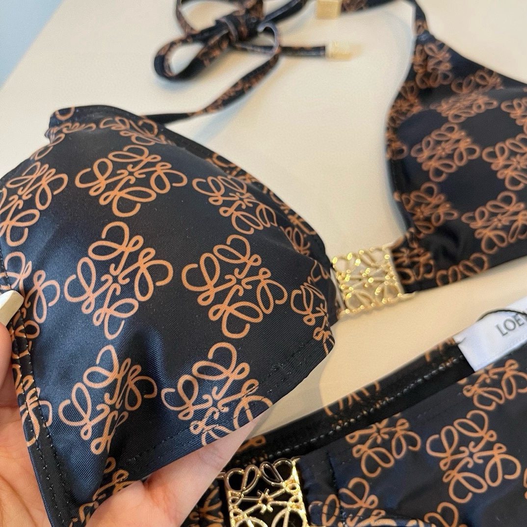  🆕
LOEWE罗意威 新款比基尼😍🥰适合多种场景的游泳衣🏊‍♀️海边 游泳池 温泉 水上乐园 漂流都可