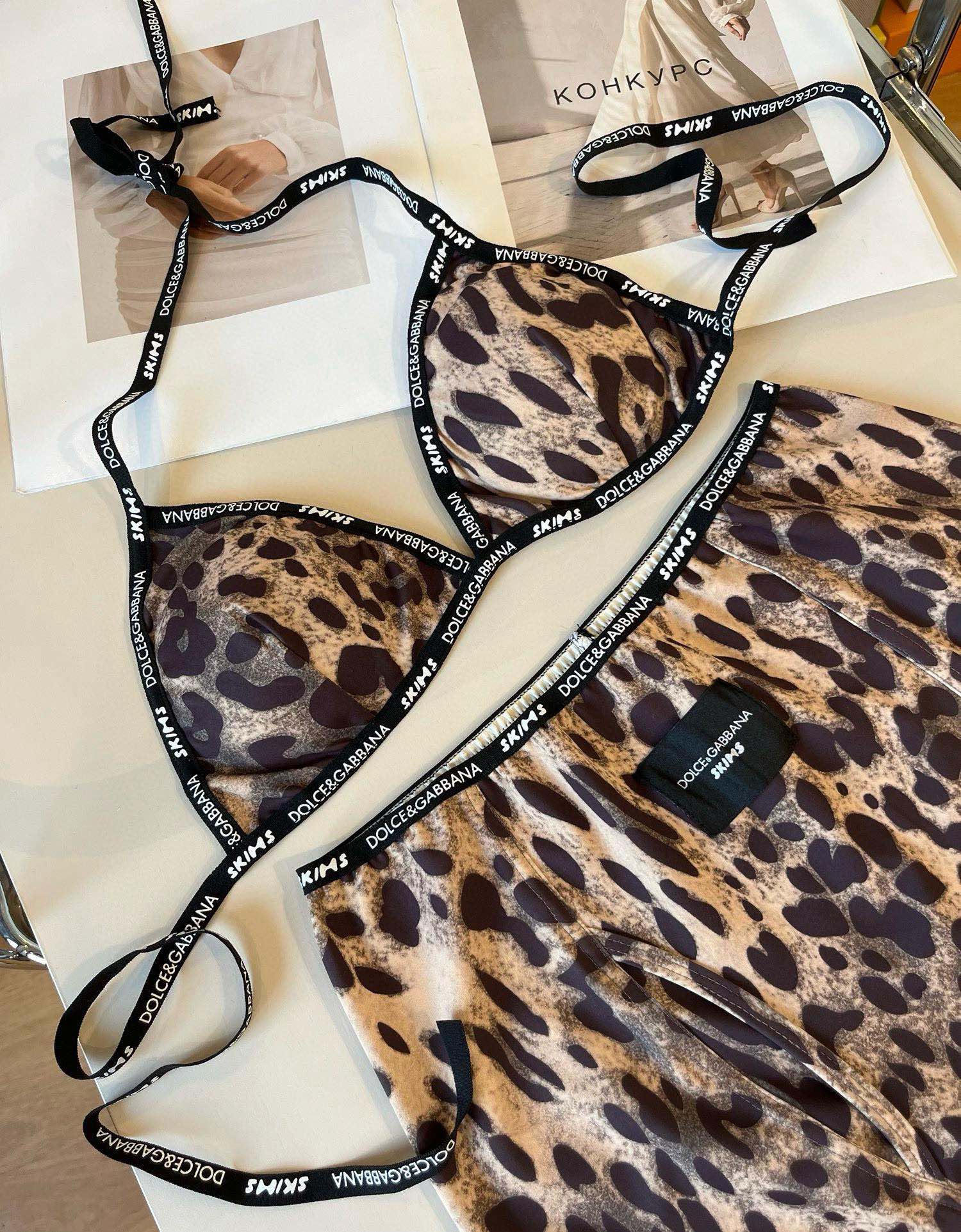  🆕
D&G杜嘉班纳新款织带比基尼分体泳衣套装 黑色白色ＳＭＬ