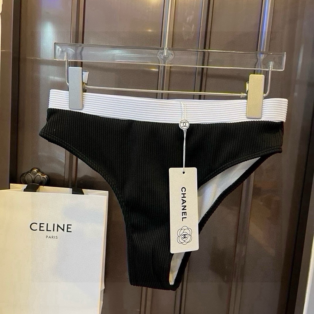  🆕
Chanel分体套装泳衣👙 上身超级棒！同步各大专柜发售，自然而然呈现时尚感！十分减龄，具有年轻活