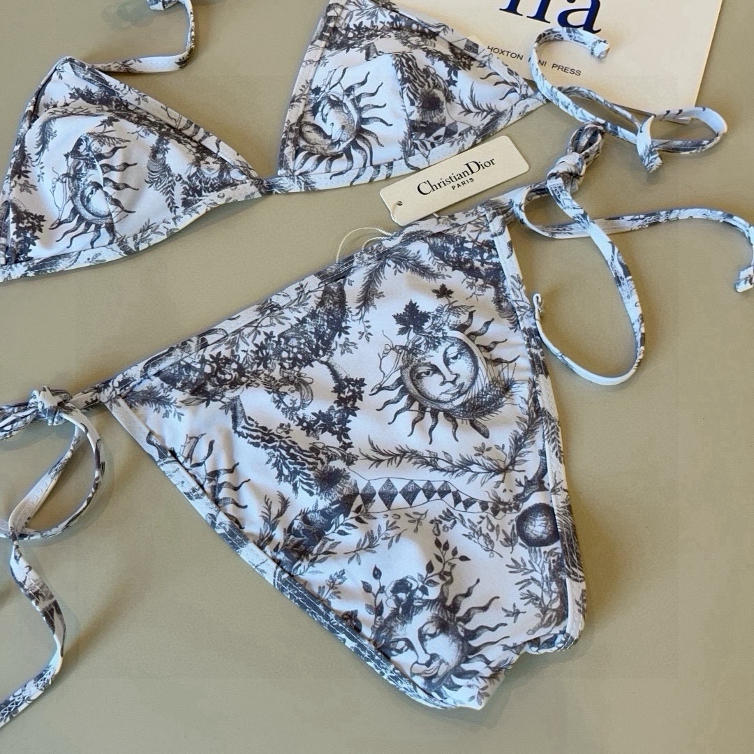 。
Dior迪奥 新款比基尼泳衣👙❤️😍🥰适合多种场景的游泳衣🏊‍♀️海边 游泳池 温泉 水上乐园 漂流