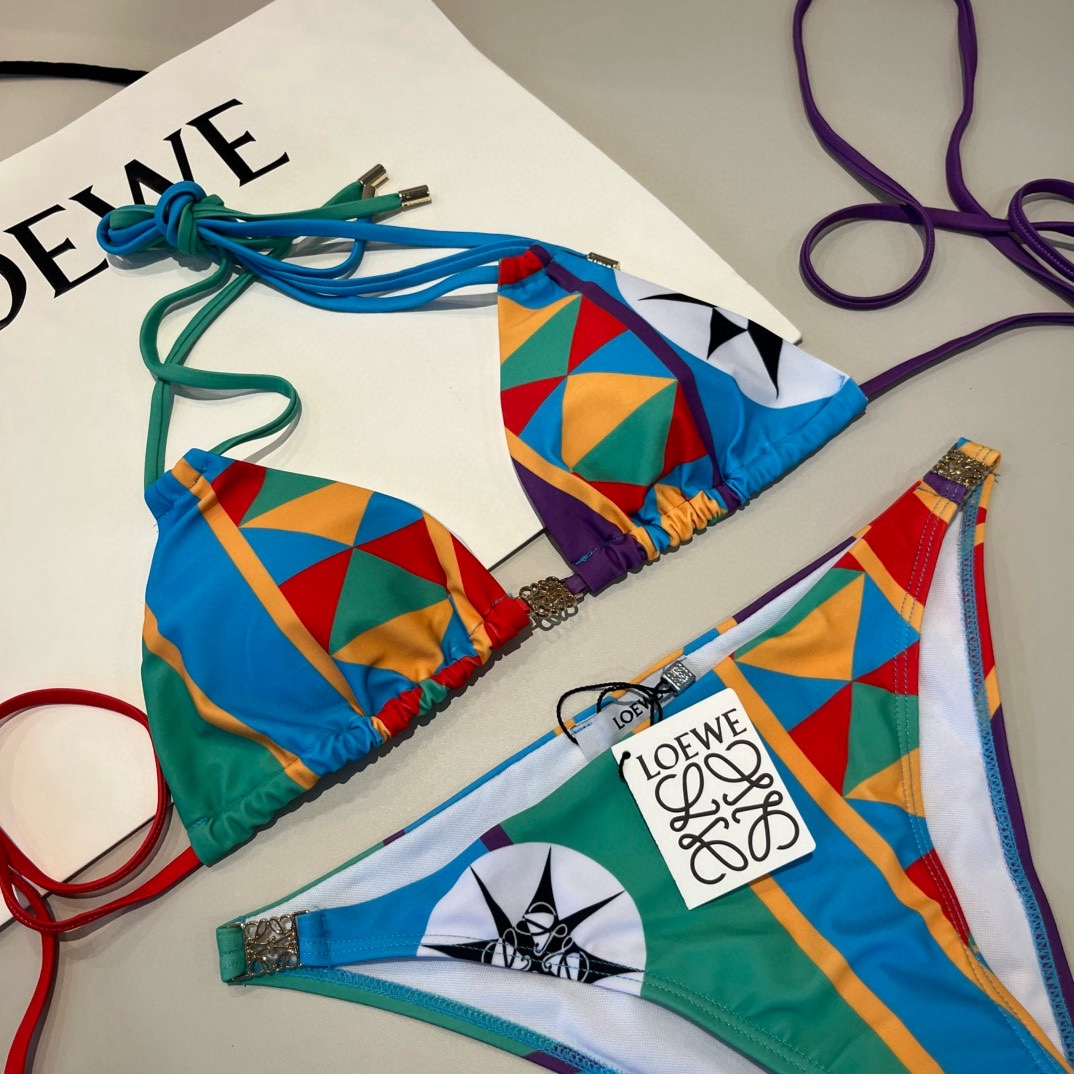 。
罗意威LOEWE新款比基尼泳衣👙❤️😍🥰适合多种场景的游泳衣🏊‍♀️海边 游泳池 温泉 水上乐园 漂