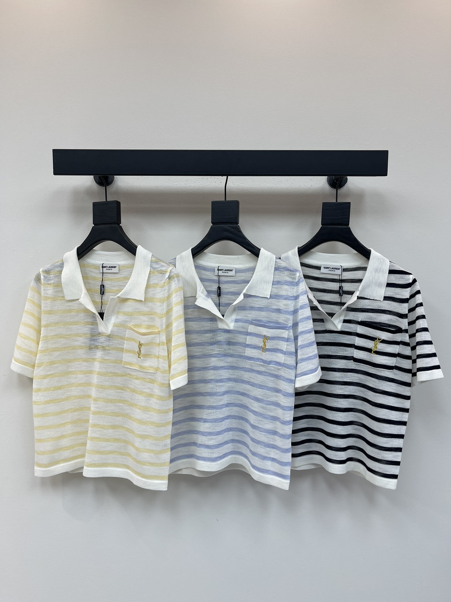 NO:451380,YSL*25 spring and summer new lapel striped knitted short sleeves!  Custom imported knitted material with excellent texture, lapel knitted short-sleeved tailoring, ready-to-wear horizontal stripe elements, chest pocket contrast embroidery brand logo, vivid finishing touch, regular style, not picky about body shape, easy to wear in daily life!  SML, saint laurent, T-shirt, alexander wang19860909YSL*25春夏新款翻领条纹针织短袖！定制进口针织材质 质感上乘 翻领针织短袖剪裁 成衣横条纹元素胸前口袋撞色刺绣品牌徽标 生动点睛 常规版型 不挑身材 日常轻松穿搭！SML,,saint laurent,T-shirt,alexander wang,Women's clothing