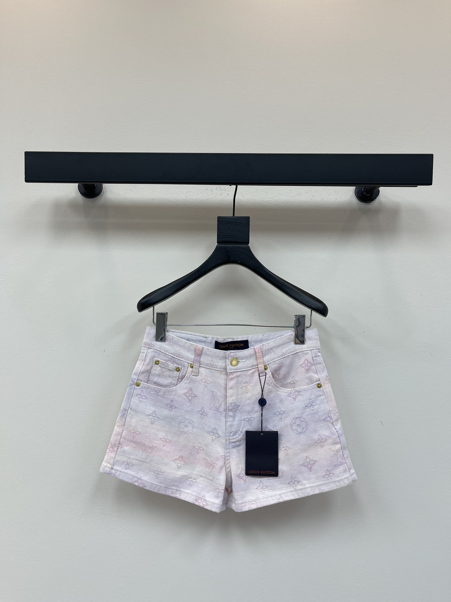 NO:450687,Louis Vuitto*25 new full-print letter logo shorts. This pants are really easy to match. Pink and purple gradient color is super eye-catching. They look very good with short sleeves in the vest. They show temperament. High-waisted style. They show long legs~ Customized hardware accessories. Details are well controlled. The overall fashionable and fashionable!  SML, louis vuitton, shorts, T-shirt, alexander wang19860909Louis Vuitto*25新款满印字母logo短裤 这款裤子真的很好搭 粉紫渐变色系 超吸引眼球的 搭配背心短袖都很好看 很显气质 高腰版型 显腿长~ 定制五金配饰 细节把控的好好的 整体时髦洋气！ SML,,louis vuitton,shorts,T-shirt,alexander wang,Women's clothing