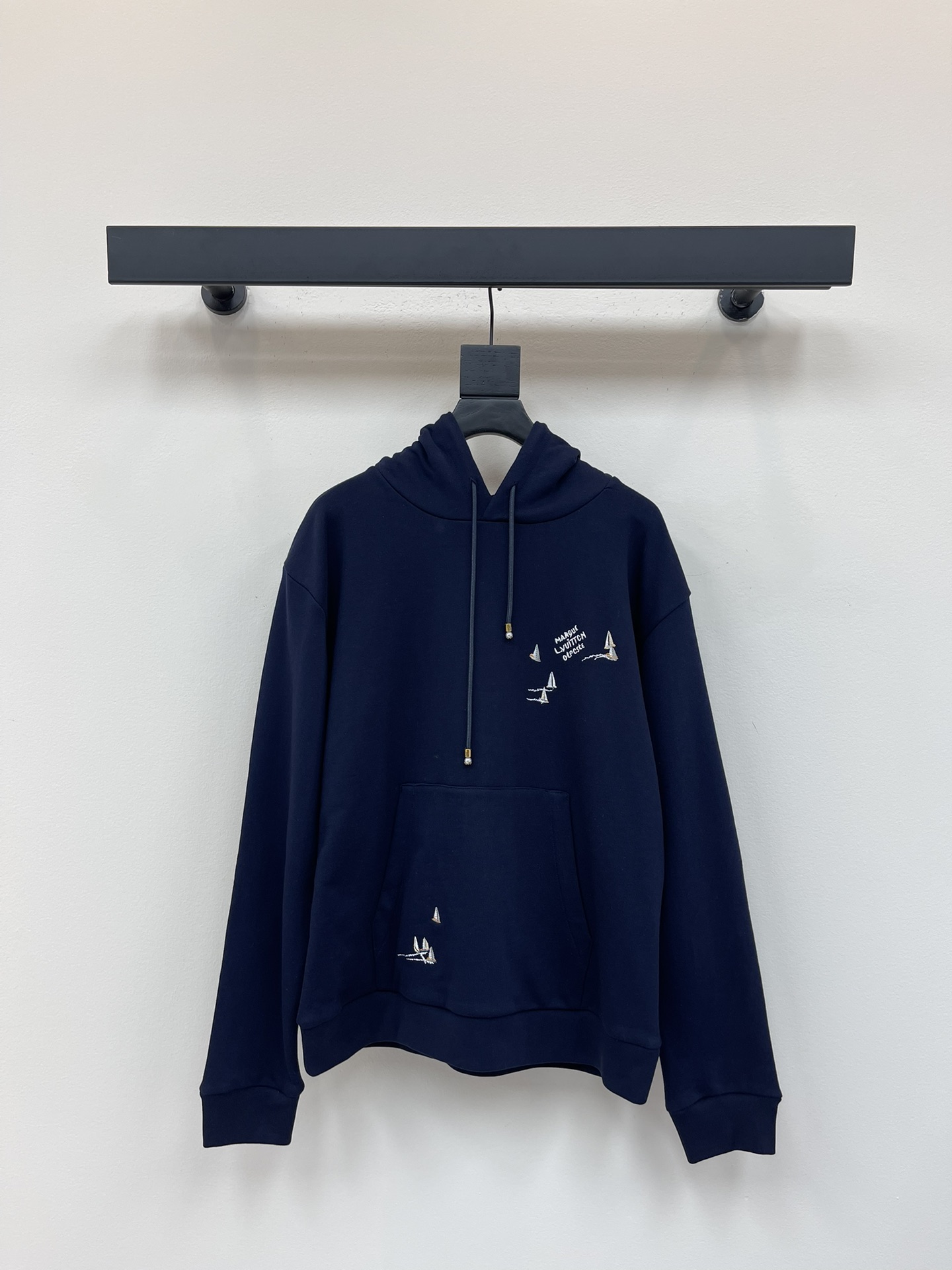 NO:451398,Louis Vuitto*25 early autumn new embroidered hooded drawstring sweatshirt custom YB native cotton material breathable, comfortable and stylish Drawstring hooded sweatshirt cut loose style iconic letter embroidery on the chest, showing taste, the front and back of the upper and lower echoes the childlike sailing pattern, drawstring pearl metal engraving details, showing the brand's high-end feeling, versatile and fashionable upper body, simple and not picky about body shape, enduring sweatshirt style, minimalist and casual style, must-have fashion outfits for everyday SMLXL,,louis vuitton,hoodie,sweatshirts,hats,alexander wang19860909Louis Vuitto*25早秋新款刺绣连帽抽绳卫衣 定制YB原生全棉材质 穿搭透气 舒适有型 抽绳连帽卫衣剪裁 宽松版型 胸前标志性字母刺绣 彰显品味 上下正反面全方位呼应童趣感帆船图案 抽绳珍珠金属印刻细节 尽显品牌高级感 上身百搭时髦 简约不挑身材 经久不衰的卫衣款式 尽显极简休闲风格 日常必备时尚穿搭 SMLXL,,louis vuitton,hoodie,sweatshirts,hats,alexander wang,Women's clothing