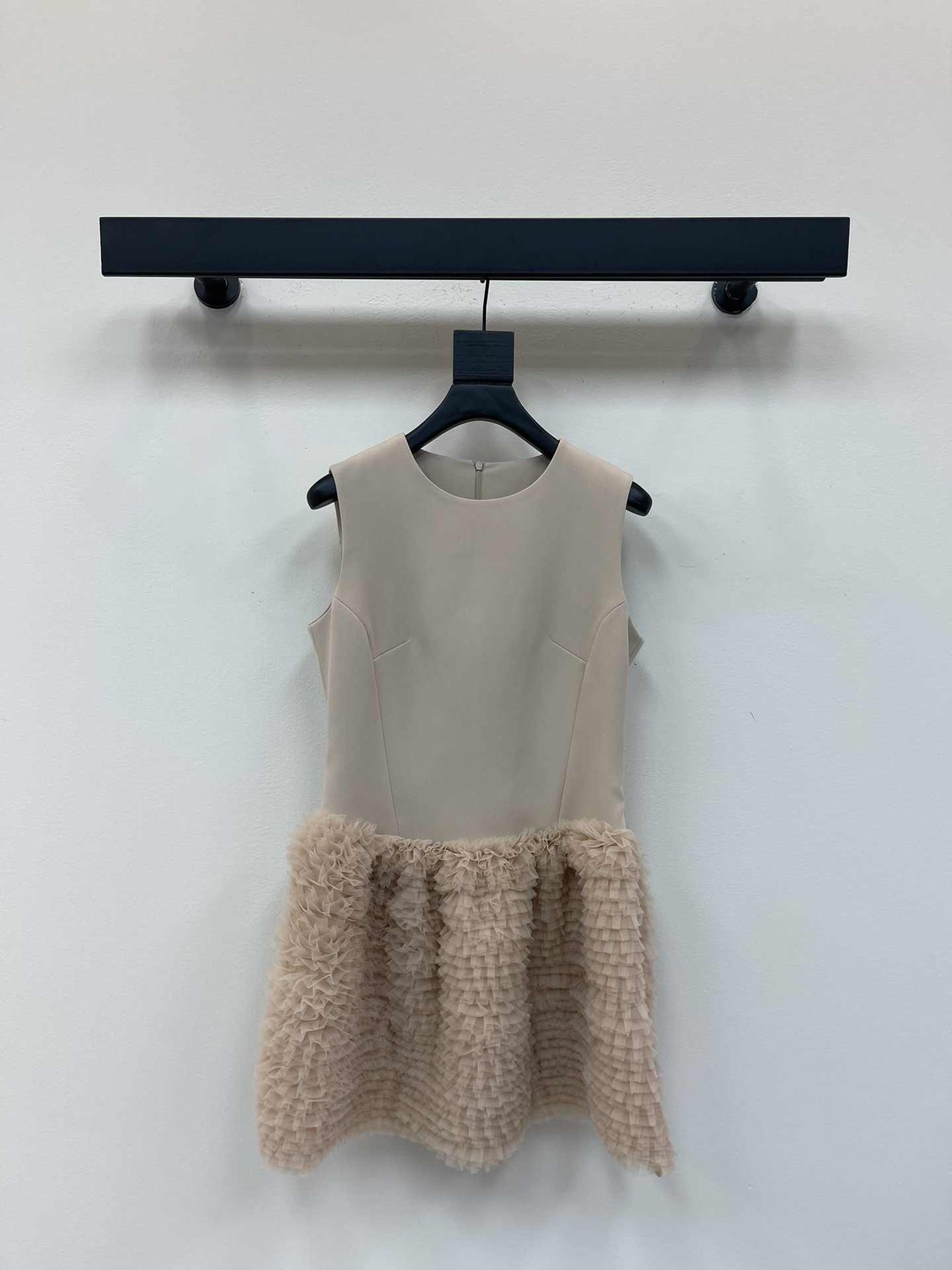 NO:450683,Valentin*25 new Hepburn style fluffy sleeveless dress Princess style ballet cake skirt design easily covers the flesh. The waist circumference is below the mesh lace to create multiple cake layers to increase sweetness. Mini short upper body shows long legs. The style is energetic and age-reducing. Korean girl group fashionable. SML, valentino, skirts, alexander wang19860909Valentin*25新款赫本风气质蓬蓬无袖连衣裙 公主风芭蕾蛋糕裙摆设计轻松遮肉 腰围以下以网纱花边打造多重蛋糕层次增加甜美感 迷你小短款上身尽显大长腿 风格活力减龄妥妥的韩系女团时髦感 SML,,valentino,skirts,alexander wang,Women's clothing