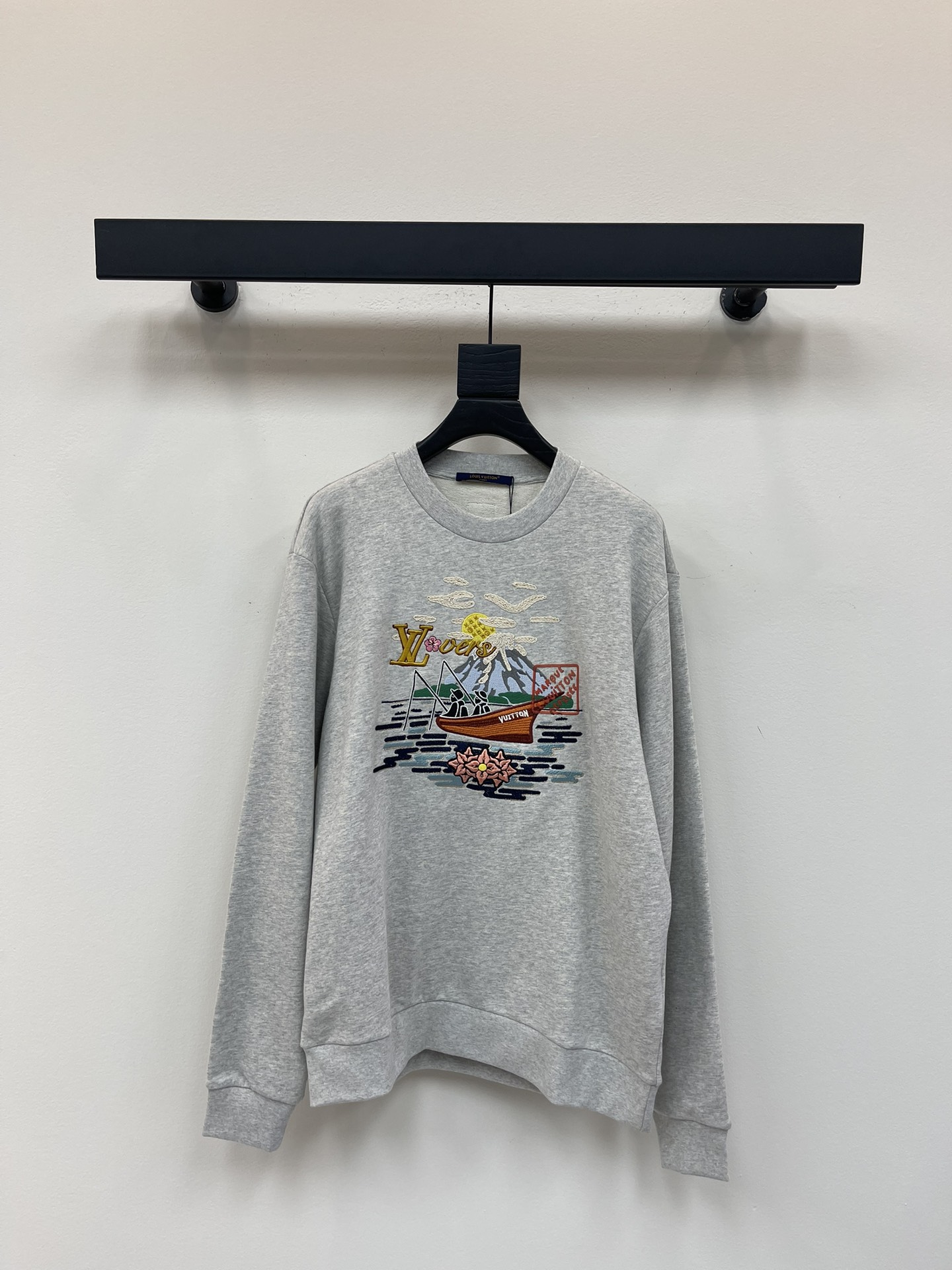 NO:450689,Louis Vuitt*25 early autumn new Nigo co-branded embroidered round neck sweatshirt丨Exclusive yb development!  High-end production!  The picture of Pharrell Williams and Nigo fishing leisurely in the pastoral scenery is depicted in bright embroidery, witnessing the tacit cooperation and deep friendship between the two designers. The Marque L. Vuitton Déposée leather label at the rear perfects the elegant design. SML,,louis vuitton,hoodie,sweatshirts,alexander wang19860909Louis Vuitt*25早秋新款Nigo联名款绣花圆领卫衣丨独家yb开发！高版出品！以明丽刺绣描绘 Pharrell Williams 与 Nigo 于田园风光中悠然垂钓的画面,见证两位设计师的默契合作与深厚友谊.后部的 Marque L.Vuitton Déposée 皮革标签完善闲雅设计.SML,,louis vuitton,hoodie,sweatshirts,alexander wang,Women's clothing