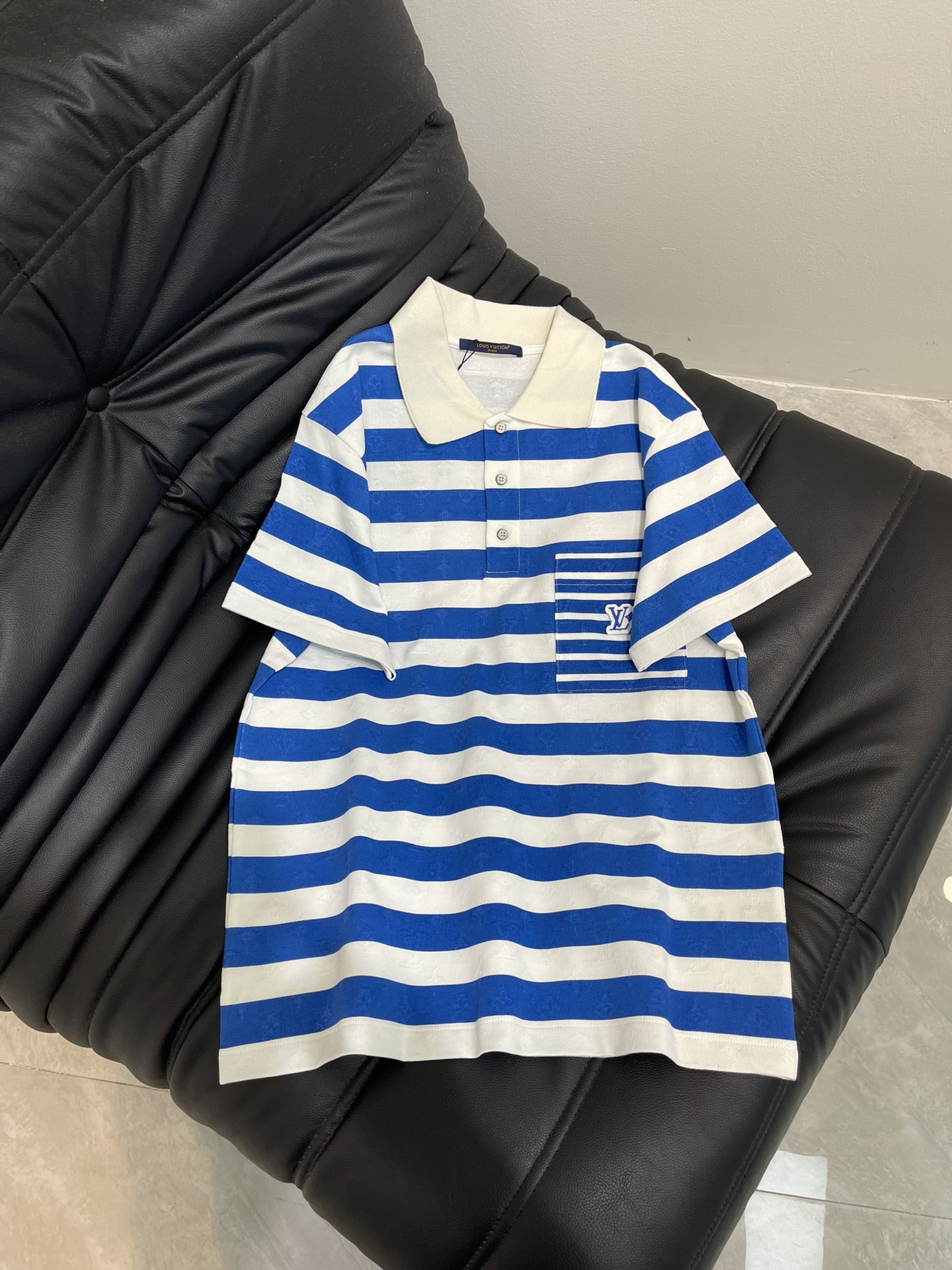 NO:451358,Louis Vuitto*25 new contrast striped lapel short-sleeved T-shirt made of custom bead flooring fabric, comfortable and soft, skin-friendly and breathable, with good sweat-absorbing effect. The whole body is decorated with an iconic jacquard base, blue and white outline contrast stripes. The front chest is decorated with a pinstripe patch pocket, rubber logo patch embellished. Knitted white ribbed collar, half-button front cloak, paired with pearlescent buttons. It can be matched with multiple types of clothing to create a fashionable look. Loose style, same style for men and women. SML,,louis vuitton, T-shirt,tees, t-shirt,alexander wang19860909Louis Vuitto*25新款撞色条纹翻领短袖T恤 采用订制珠地棉面料制作,舒适柔软 亲肤透气,吸汗效果佳 通体饰以标志性提花基底,蓝白色勾勒撞色条纹 前胸饰以稍细条纹贴布口袋,橡胶标志贴饰点缀 针织白色罗纹衣领,半纽扣前襟,搭配珠光纽扣 能与多类型服饰搭配营造时尚造型 宽松版型,男女同款 SML,,louis vuitton,T-shirt,tees，t-shirt,alexander wang,Women's clothing