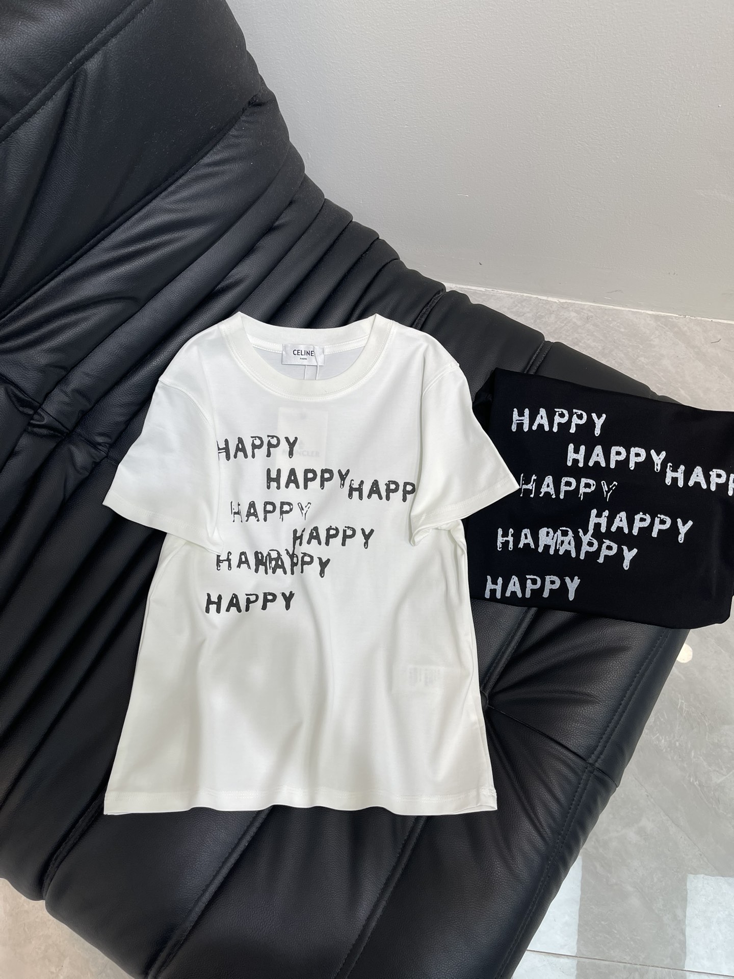 NO:451395,Celin*25 spring and summer new HAPPY letter printed short-sleeved T-shirt. Imported mercerated cotton fabric, the classic style is versatile and not picky, and the upper body is very beautiful!  SML, celine, T-shirt,tees, t-shirt,alexander wang19860909Celin*25春夏新款HAPPY字母印花短袖T恤.进口丝光棉面料,经典版型百搭不挑人,上身非常漂亮！SML,,celine,T-shirt,tees，t-shirt,alexander wang,Women's clothing