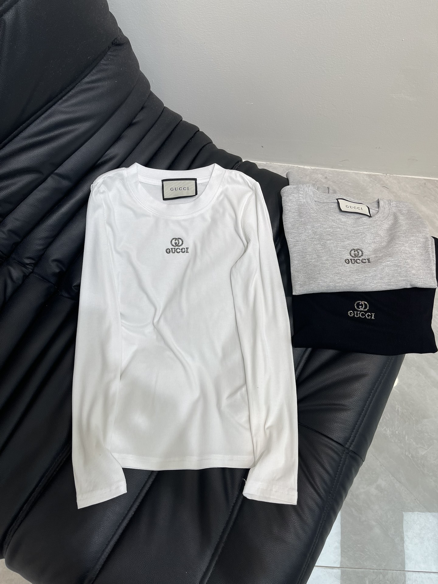 NO:451384,Gucc*25 new high-strength ironing letters high elastic long-sleeved base shirt for autumn and winter wardrobe. It is an indispensable item for autumn and winter wardrobe. It looks very good whether worn alone or in the inner layer. It shows off your figure. Custom threaded cotton fabric. The fabric comes with elasticity and good elasticity. The upper body is soft and comfortable. The ironing letter design. The overall wiring is flat and delicate. Versatile style. SML, gucci, alexander wang.19860909Gucc*25秋冬新款重工烫钻字母高弹力长袖打底衫 秋冬衣柜不可缺少的单品 无论单穿还是内搭都很好看 很显身材 定制螺纹棉面料 面料自带弹力 回弹力好 上身柔软舒适 烫钻字母设计 整体走线平整细腻 百搭款 SML,,gucci,alexander wang,Women's clothing