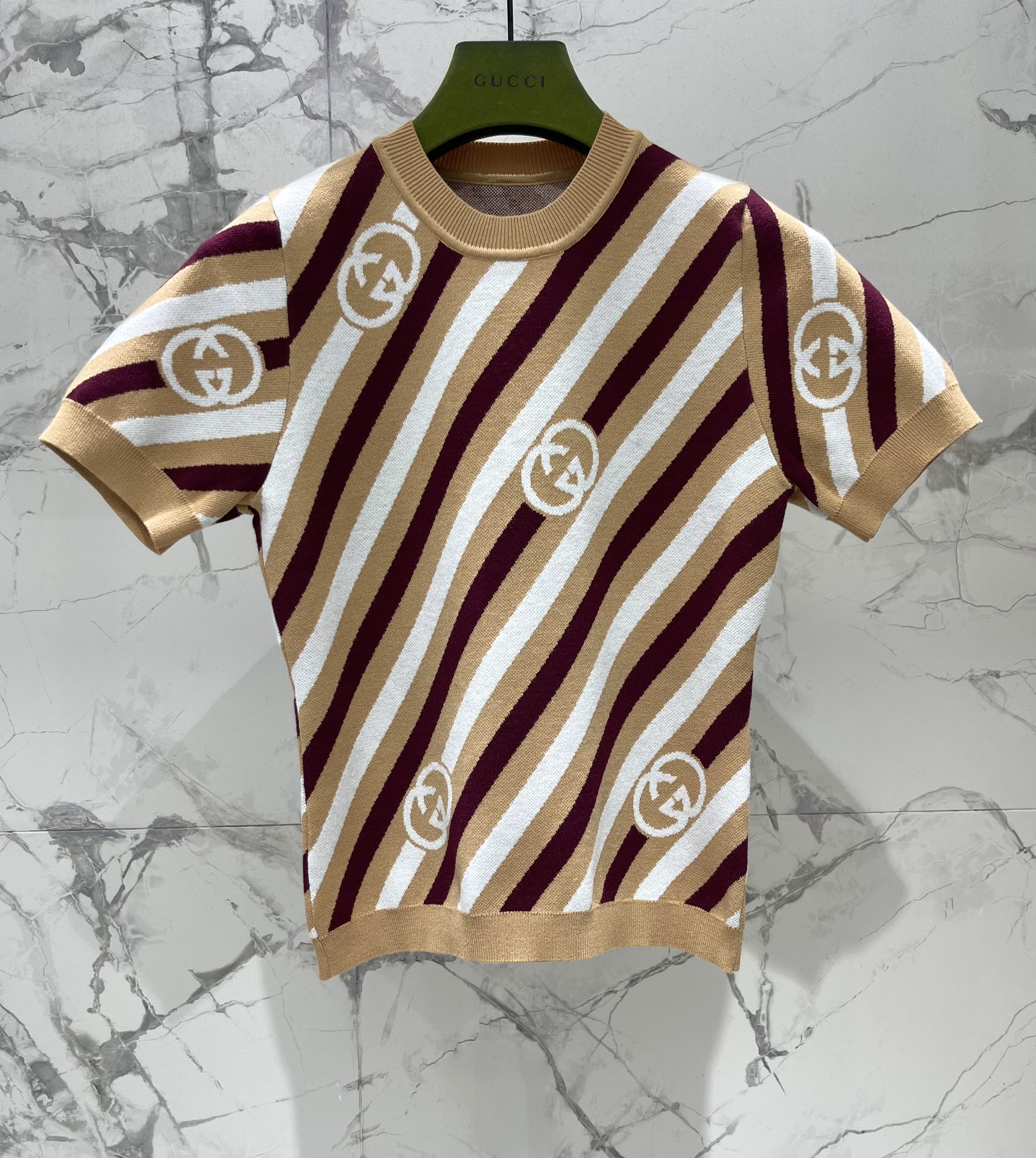 Gucc* Spring/Summer 2025: Classic Double-G-Printed Women’s Suit in Two Vibrant Colors - 图片 2