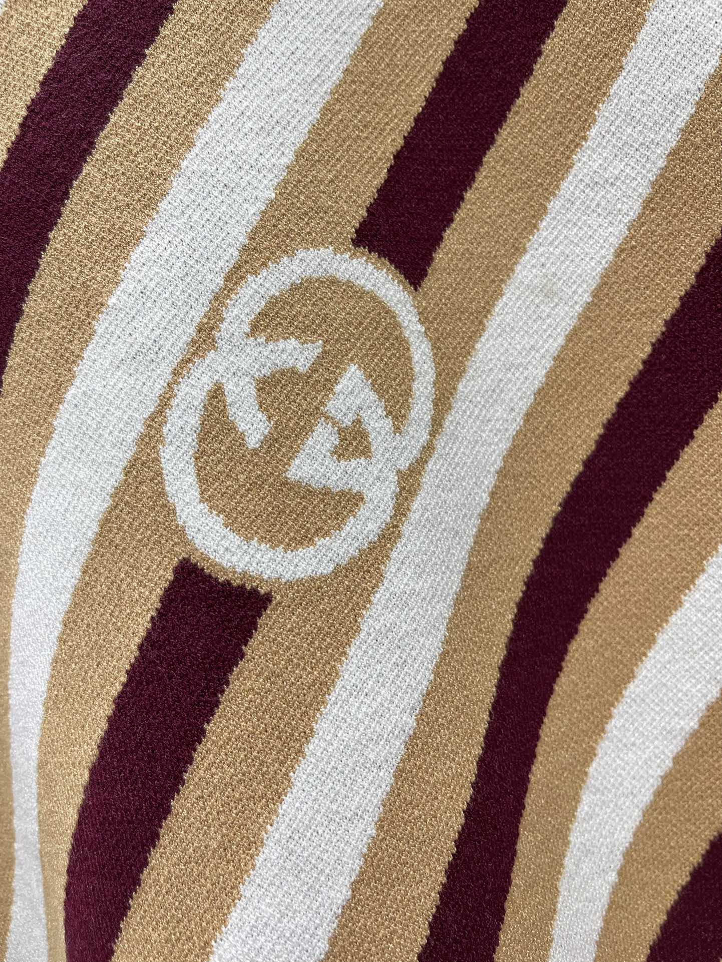 Gucc* Spring/Summer 2025: Classic Double-G-Printed Women’s Suit in Two Vibrant Colors - 图片 5