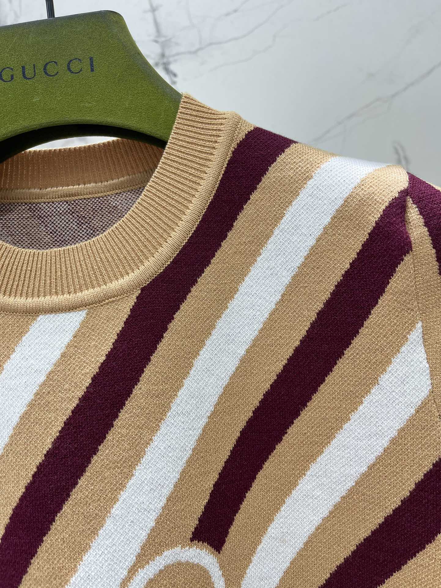 Gucc* Spring/Summer 2025: Classic Double-G-Printed Women’s Suit in Two Vibrant Colors - 图片 4