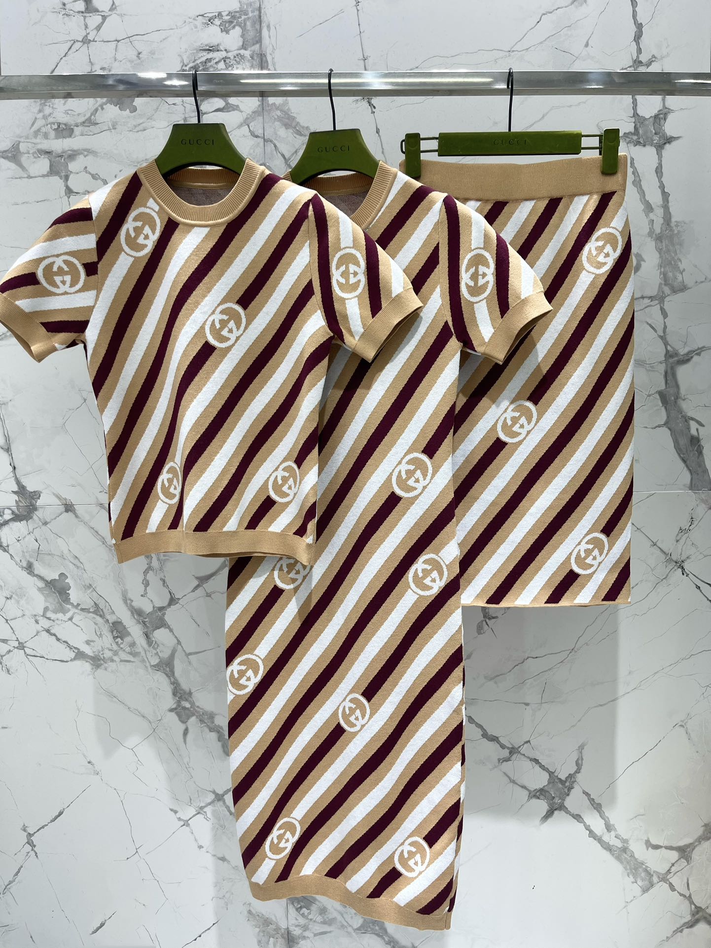 Gucc* Spring/Summer 2025: Classic Double-G-Printed Women’s Suit in Two Vibrant Colors - 图片 8