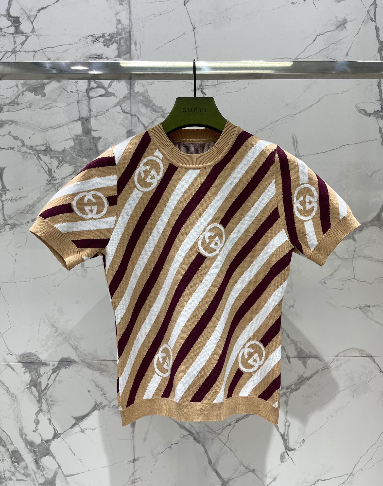 Gucc* Spring/Summer 2025: Classic Double-G-Printed Women’s Suit in Two Vibrant Colors - 图片 1