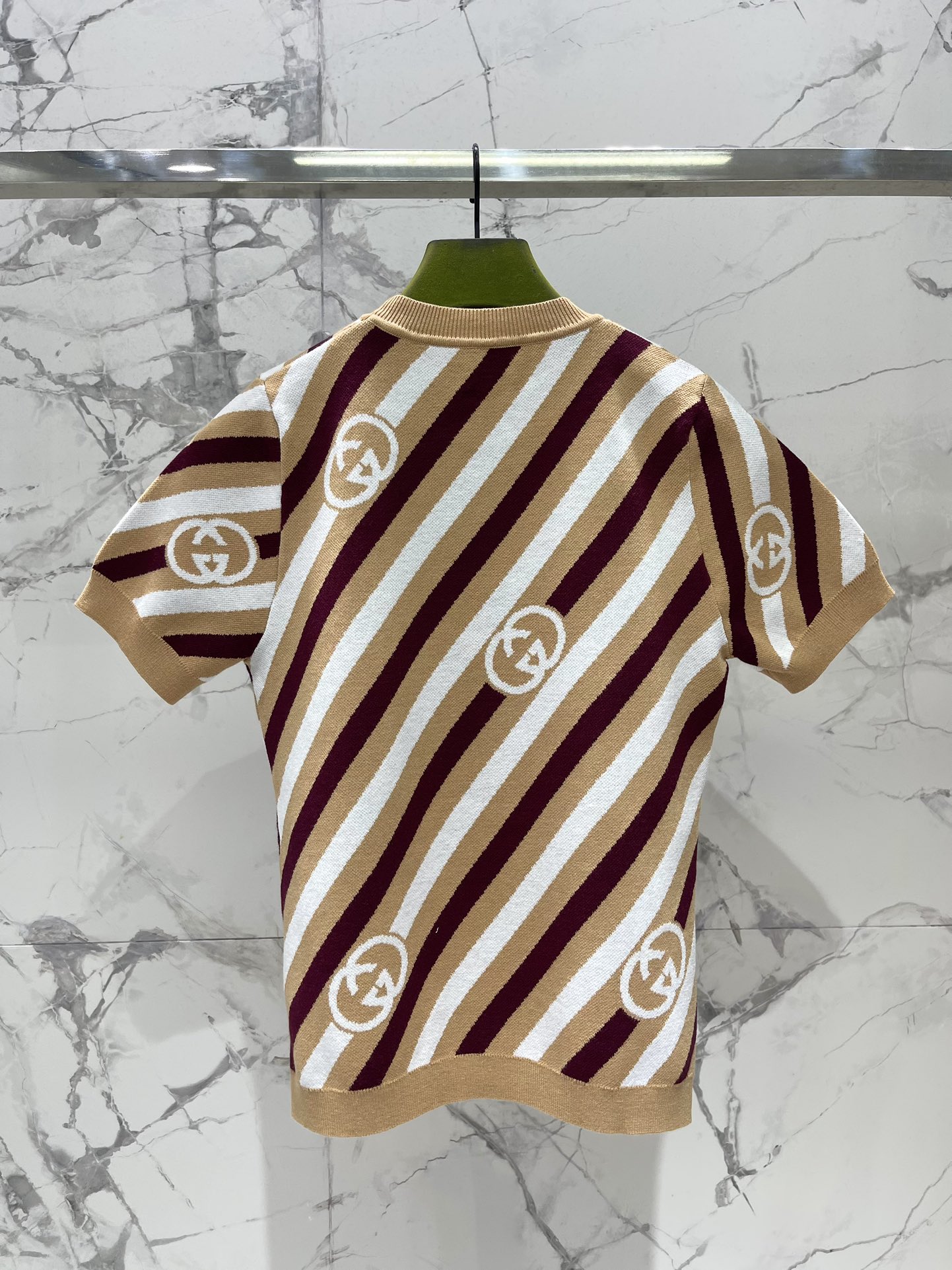 Gucc* Spring/Summer 2025: Classic Double-G-Printed Women’s Suit in Two Vibrant Colors - 图片 7