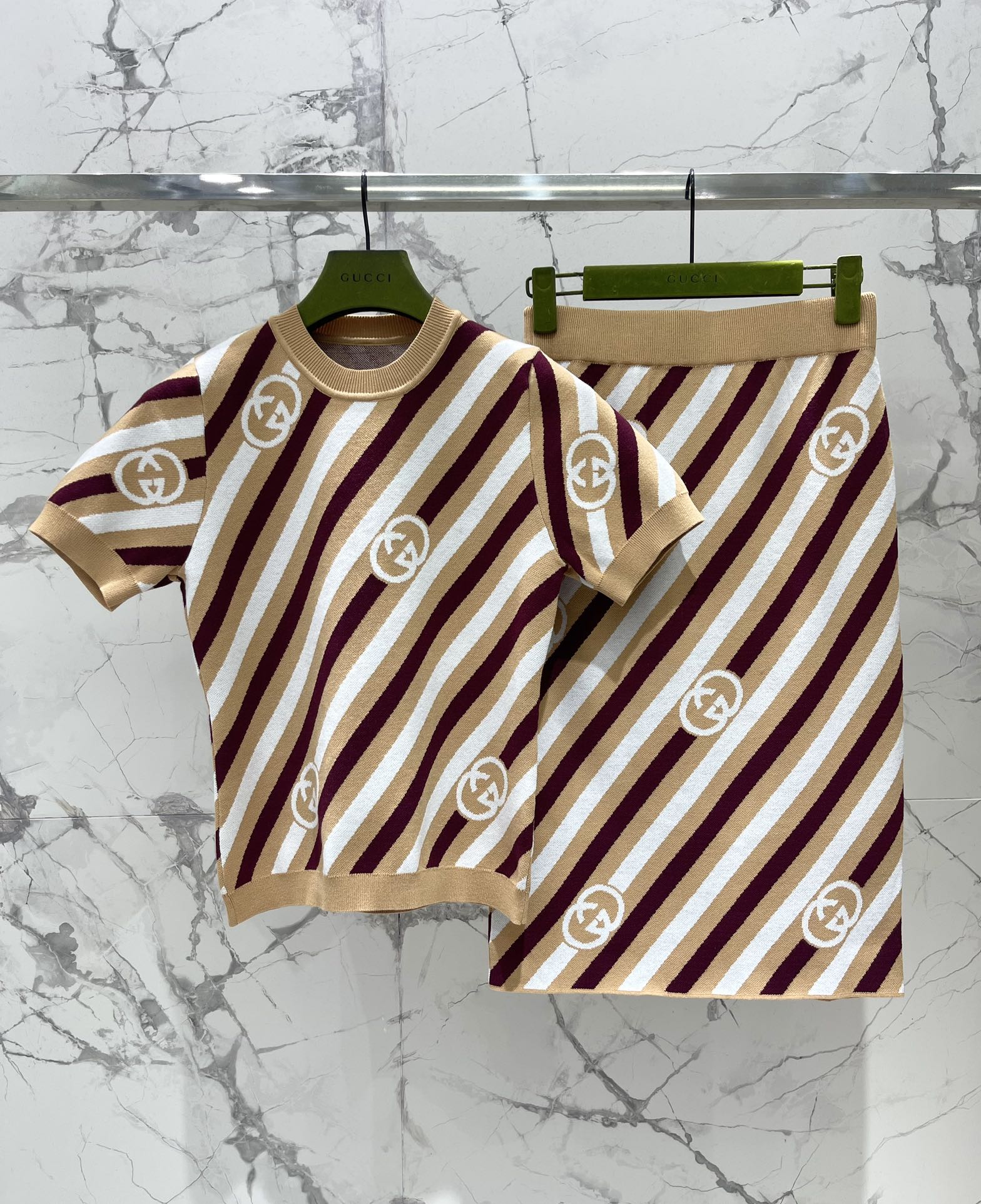 Gucc* Spring/Summer 2025: Classic Double-G-Printed Women’s Suit in Two Vibrant Colors - 图片 9