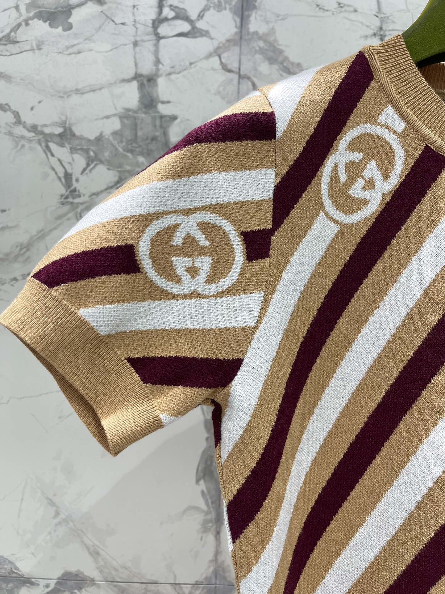 Gucc* Spring/Summer 2025: Classic Double-G-Printed Women’s Suit in Two Vibrant Colors - 图片 3