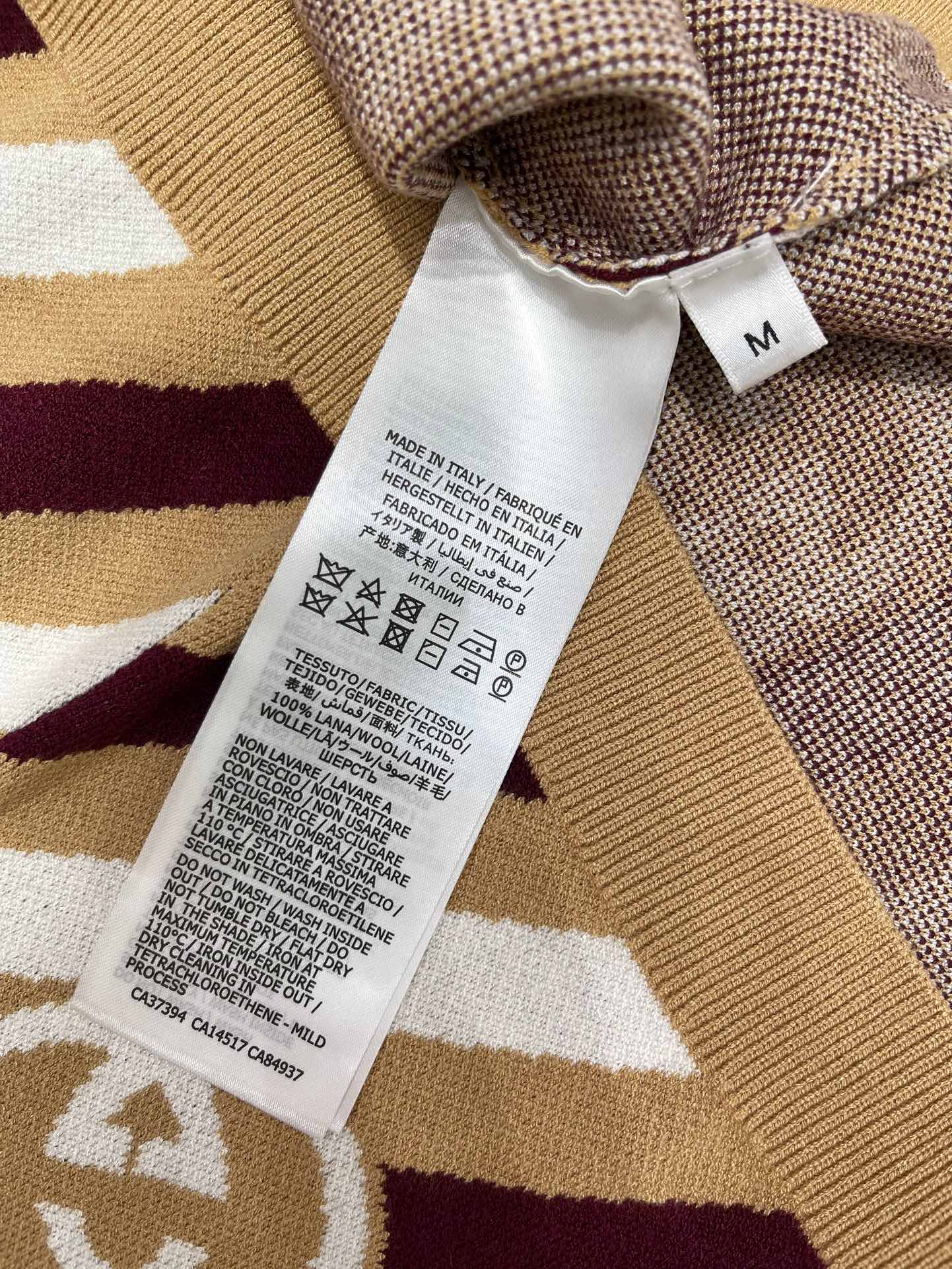 Gucc* Spring/Summer 2025: Classic Double-G-Printed Women’s Suit in Two Vibrant Colors - 图片 6