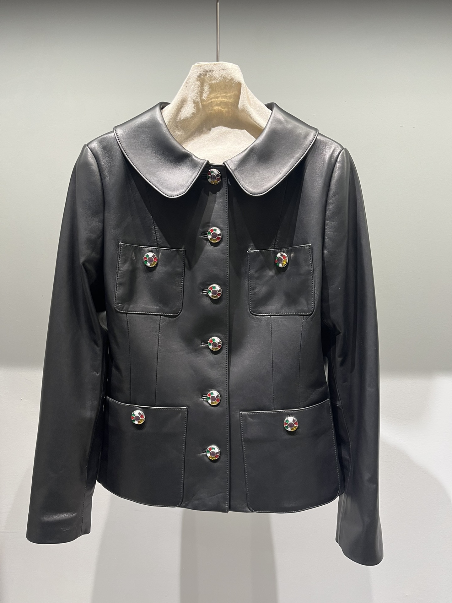 NO:721544,Xiaoxiang baby collar sheepskin jacket with custom buttons, matching Xiaoxiang lining, the leather is very soft and comfortable, Chanel - clothing, chanel, jackets & coats, sheepskin,19860909小香娃娃领羊皮外套定制纽扣,配套小香里布,皮料很柔软舒服,香奈儿-服装,chanel,jackets & coats,sheepskin,,Women's clothing