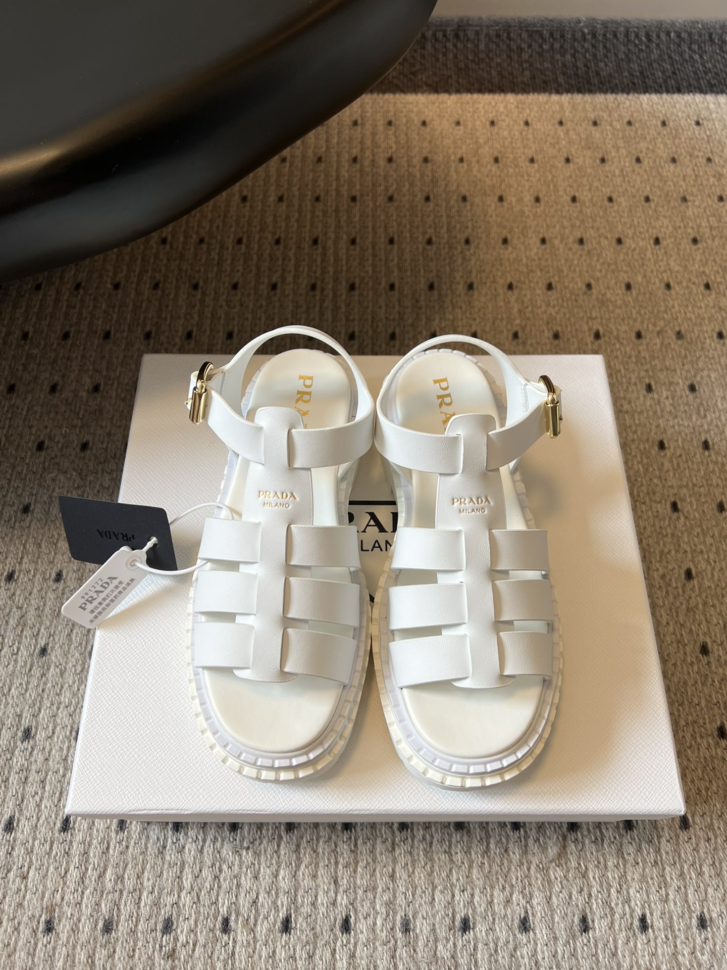 NO:443581,prad* Prada 25SS spring and summer new zigzag Roman braided thick-soled rubber sandals. Retro and fashionable and avant-garde wheel-toothed thick-soled sole paired with rubber upper makes the whole pair of shoes light and comfortable. Bright colors satisfy a variety of choices for fashionable people in different styles!  The iconic logo print is paired with the ancient beach sandals, and every design element is on the trendy point!  Make the whole pair of shoes light and comfortable, bright colors satisfy a variety of choices for fashionable people in different styles!  Upper cowhide inner cowhide, outsole TPU outsole + leather edge strip Size35-41 size (40.41 custom-made, no return or exchange), sandals, prada, prada, sandals, cowhide19860909prad* 普拉达25SS春夏新款锯齿罗马编织厚底橡胶凉鞋 复古时髦前卫的轮齿厚底鞋底搭配橡胶鞋面让整双鞋轻便舒适 鲜艳色彩 满足不同风格时髦人士的多种选择！标志性logo印花搭配古沙滩凉鞋造型,每一个设计元素都踩在时髦点上！ 让整双鞋轻便舒适 鲜艳色彩 满足不同风格时髦人士的多种选择！ 鞋面牛皮 内里牛皮 大底TPU大底+真皮沿条 Size35-41码（40.41定制不退换）,凉鞋,prada,prada,sandals,cowhide,Women's Shoes