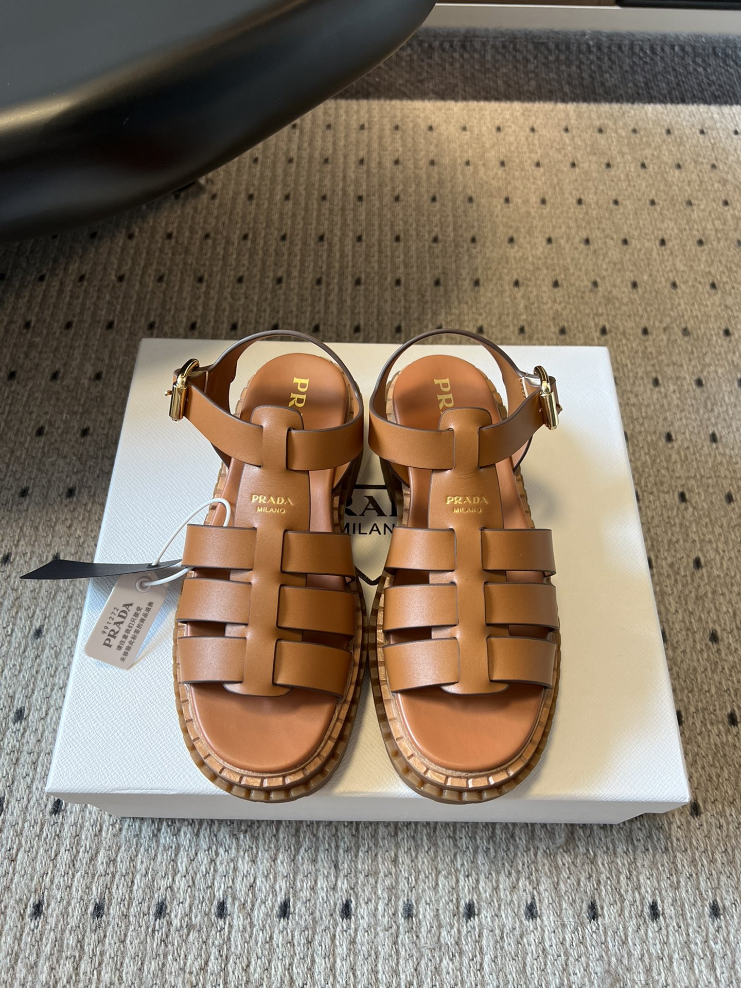 NO:443588,prad* Prada 25SS spring and summer new zigzag Roman braided thick-soled rubber sandals. Retro and fashionable and avant-garde wheel-toothed thick-soled sole paired with rubber upper makes the whole pair of shoes light and comfortable. Bright colors satisfy a variety of choices for fashionable people in different styles!  The iconic logo print is paired with the ancient beach sandals, and every design element is on the trendy point!  Make the whole pair of shoes light and comfortable, bright colors satisfy a variety of choices for fashionable people in different styles!  Upper cowhide inner cowhide, outsole TPU outsole + leather edge strip Size35-41 size (40.41 custom-made, no return or exchange), sandals, prada, prada, sandals, cowhide19860909prad* 普拉达25SS春夏新款锯齿罗马编织厚底橡胶凉鞋 复古时髦前卫的轮齿厚底鞋底搭配橡胶鞋面让整双鞋轻便舒适 鲜艳色彩 满足不同风格时髦人士的多种选择！标志性logo印花搭配古沙滩凉鞋造型,每一个设计元素都踩在时髦点上！ 让整双鞋轻便舒适 鲜艳色彩 满足不同风格时髦人士的多种选择！ 鞋面牛皮 内里牛皮 大底TPU大底+真皮沿条 Size35-41码（40.41定制不退换）,凉鞋,prada,prada,sandals,cowhide,Women's Shoes