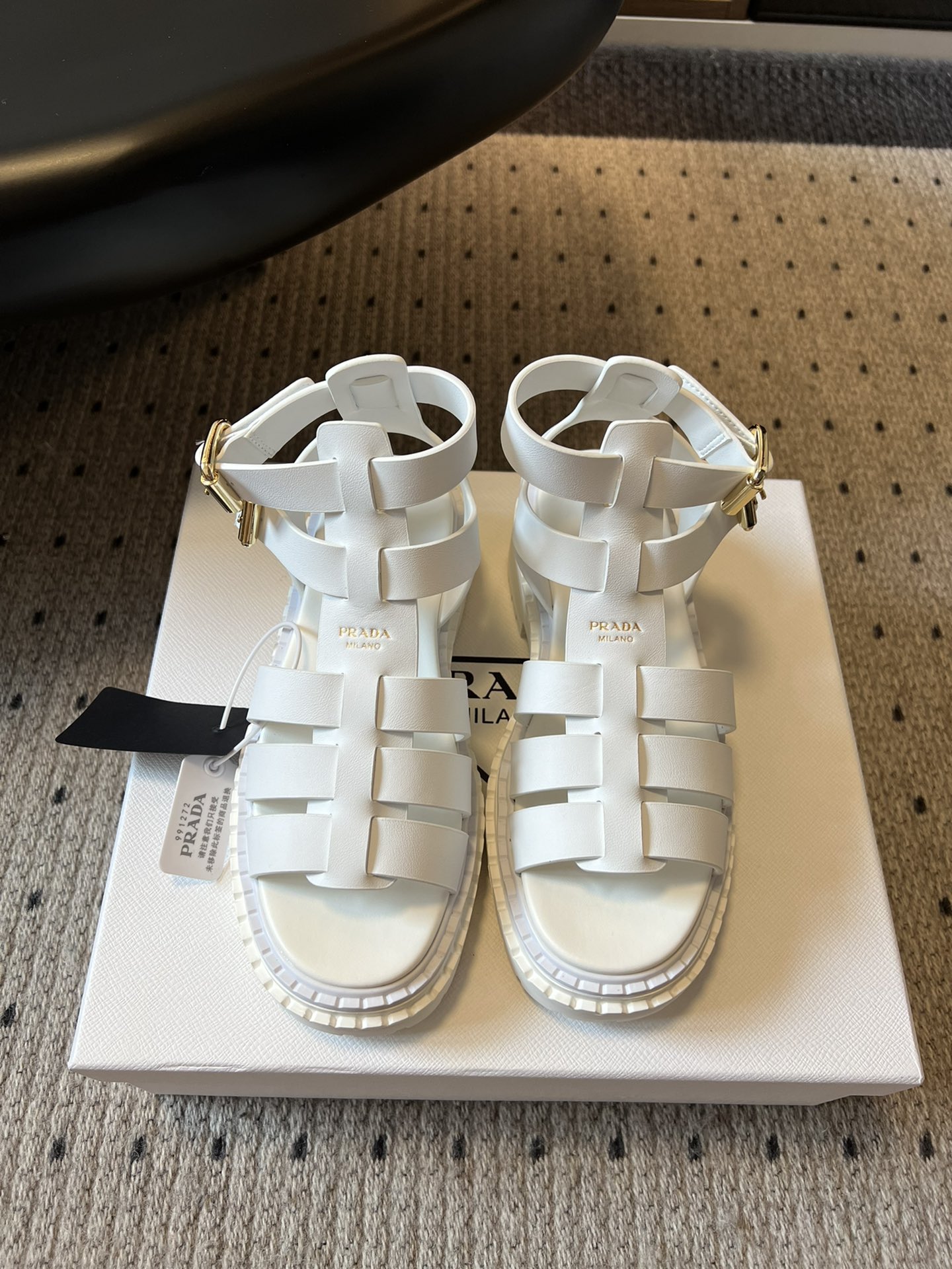 NO:447975,prad* Prada 25SS spring and summer new zigzag Roman braided thick-soled rubber sandals. Retro and fashionable and avant-garde wheel-toothed thick-soled sole paired with rubber upper makes the whole pair of shoes light and comfortable. Bright colors satisfy a variety of choices for fashionable people in different styles!  The iconic logo print is paired with the ancient beach sandals, and every design element is on the trendy point!  Make the whole pair of shoes light and comfortable, bright colors satisfy a variety of choices for fashionable people in different styles!  Upper cowhide inner cowhide, outsole TPU outsole + leather edge strip Size35-41 size (40.41 custom-made, no return or exchange), sandals, prada, prada, sandals, cowhide19860909prad* 普拉达25SS春夏新款锯齿罗马编织厚底橡胶凉鞋 复古时髦前卫的轮齿厚底鞋底搭配橡胶鞋面让整双鞋轻便舒适 鲜艳色彩 满足不同风格时髦人士的多种选择！标志性logo印花搭配古沙滩凉鞋造型,每一个设计元素都踩在时髦点上！ 让整双鞋轻便舒适 鲜艳色彩 满足不同风格时髦人士的多种选择！ 鞋面牛皮 内里牛皮 大底TPU大底+真皮沿条 Size35-41码（40.41定制不退换）,凉鞋,prada,prada,sandals,cowhide,Women's Shoes