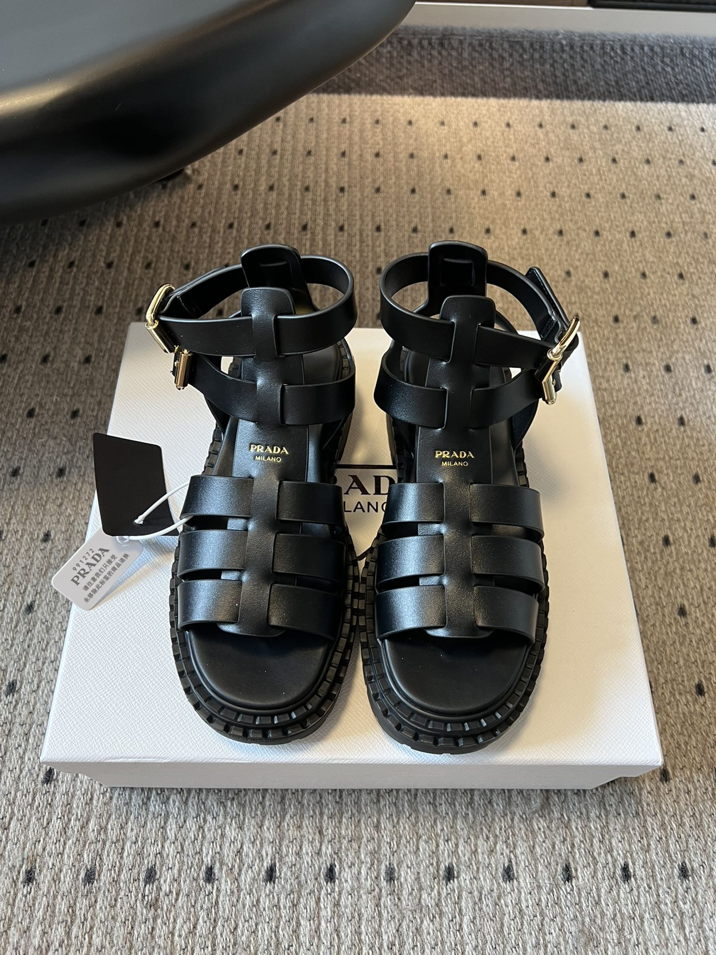 NO:443595,prad* Prada 25SS spring and summer new zigzag Roman braided thick-soled rubber sandals. Retro and fashionable and avant-garde wheel-toothed thick-soled sole paired with rubber upper makes the whole pair of shoes light and comfortable. Bright colors satisfy a variety of choices for fashionable people in different styles!  The iconic logo print is paired with the ancient beach sandals, and every design element is on the trendy point!  Make the whole pair of shoes light and comfortable, bright colors satisfy a variety of choices for fashionable people in different styles!  Upper cowhide inner cowhide, outsole TPU outsole + leather edge strip Size35-41 size (40.41 custom-made, no return or exchange), sandals, prada, prada, sandals, cowhide19860909prad* 普拉达25SS春夏新款锯齿罗马编织厚底橡胶凉鞋 复古时髦前卫的轮齿厚底鞋底搭配橡胶鞋面让整双鞋轻便舒适 鲜艳色彩 满足不同风格时髦人士的多种选择！标志性logo印花搭配古沙滩凉鞋造型,每一个设计元素都踩在时髦点上！ 让整双鞋轻便舒适 鲜艳色彩 满足不同风格时髦人士的多种选择！ 鞋面牛皮 内里牛皮 大底TPU大底+真皮沿条 Size35-41码（40.41定制不退换）,凉鞋,prada,prada,sandals,cowhide,Women's Shoes