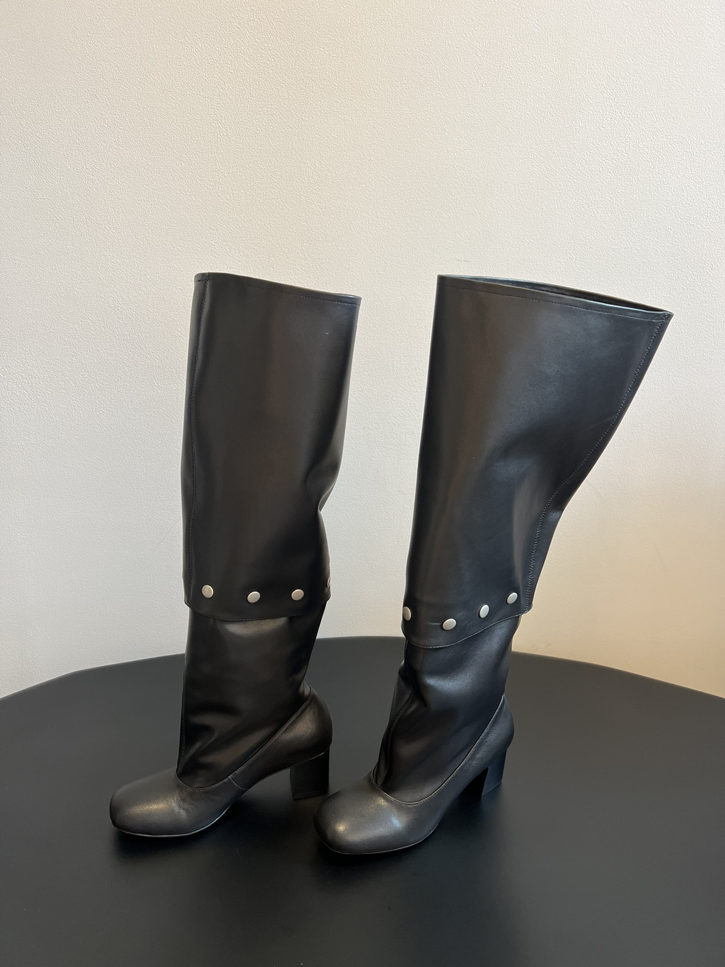 NO:536977,Paloma Wool has many ways to wear beautiful boots that cannot be resisted. The leather is unexpectedly good texture. It feels similar to the leather of several bags released this year, and it is very delicate. The leather of the boots is an old design. Paloma-wool maintains her consistent slackness and 'wild' feeling. The delicate leather will slowly produce unique traces as she uses it. This is also one of the selling points of her leather products this year!  The size of the shoes is also the right size, and it is very comfortable to wear~btw just restocked last night now the beige has begun to be cut off. You can imagine how popular it is. Cowhide upper, cowhide inner, original sole, size35-41 (40 41 custom-made, non-return and exchange), boots, boots, cowhide19860909Paloma Wool 无法抗拒的美丽靴子多种穿法 皮质是出乎意料的好质感,感觉和今年出的几个包包的皮料是类似的,非常娇嫩.靴子的皮料是做旧的设计,paloma-wool保持了她家一 贯的松弛感和“野生”感,娇嫩的皮质会随着使用慢慢产生独有的痕迹,这也是她家今年皮质产品卖点之一吧！当鞋子的尺码也是正码,穿起来也很舒适~btw昨晚刚刚补货现在米色已经开始断码了,可想而知有多少火爆吧 鞋面牛皮 内里牛皮 大底原版大底 size35-41（40 41定制不退换）,靴子,boots,cowhide,Women's Shoes