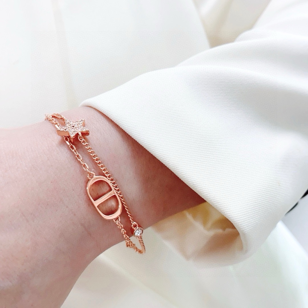 NO:380949,The new Dior letter rose gold double-layer bracelet CD five-pointed star inlaid diamond matching is more advanced Xiaohongshu recommends thick collarbone chain texture matched with letter logo, black embellishment, elegant temperament, high-end design of famous fairies, summer matching essential items, high-end version one-to-one counter genuine style adopts advanced snap-opening method, fine jewelry, dior, dior, bracelet19860909新款迪奥Dior字母玫瑰金双层手链CD五角星镶嵌钻搭配更加的高级小红书推荐粗锁骨链质感以字母标志搭配 黑色点缀 气质优雅 名媛仙女的高档次设计夏天搭配必备单品高版本一比一专柜正品同款采用先进卡扣开启方式赞,饰品精品,dior,dior,bracelet,Jewelry