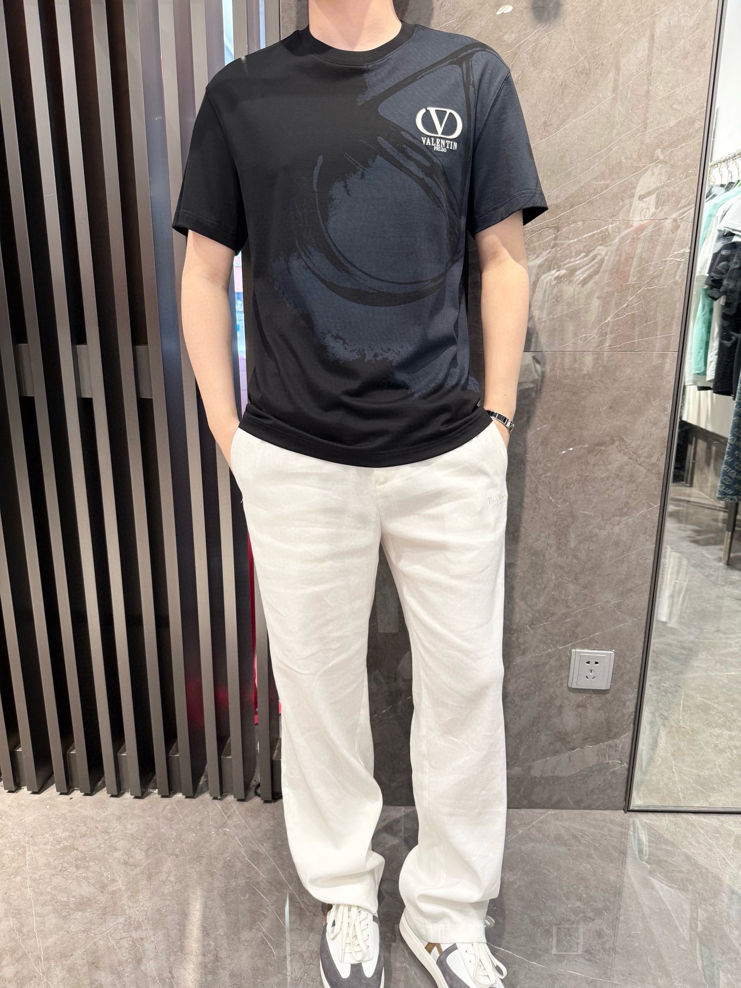 NO:459450,Valentino - the latest T-shirt shipment in 2025, hot-selling items in Europe and the United States!  Selected Italian imported brand European cotton fabrics, the latest brand printing designs, highlighting fashion!  Number of codes 48-56 (model 180/140 wears 50, with Hong Kong Lane Crawford gift box packaging), valentino,tees, t-shirt,alexander wang19860909华伦天奴-2025最新T恤出货 欧美热销单品！精选意大利进口品牌欧货棉面料,最新的品牌印花设计,彰显时尚 ！码数48-56（模特180/140穿50,配香港连卡佛礼盒包装）,,valentino,tees，t-shirt,alexander wang,Men's clothing