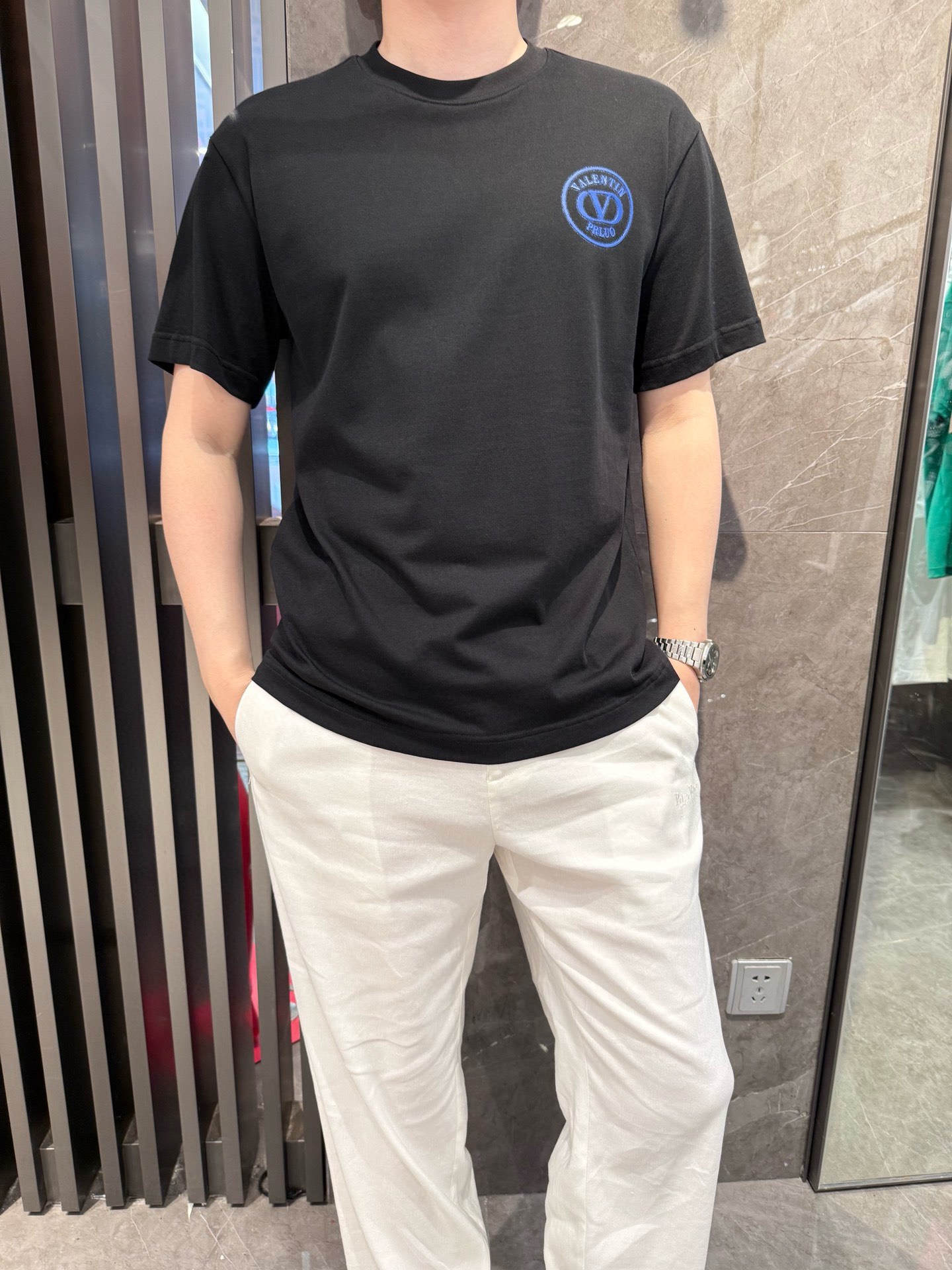 NO:459465,Valentino - the latest T-shirt shipment in 2025, hot-selling items in Europe and the United States!  Selected Italian imported brand European cotton fabrics, the latest brand printing designs, highlighting fashion!  Number of codes 48-56 (model 180/140 wears 50, with Hong Kong Lane Crawford gift box packaging), valentino,tees, t-shirt,alexander wang19860909华伦天奴-2025最新T恤出货 欧美热销单品！精选意大利进口品牌欧货棉面料,最新的品牌印花设计,彰显时尚 ！码数48-56（模特180/140穿50,配香港连卡佛礼盒包装）,,valentino,tees，t-shirt,alexander wang,Men's clothing