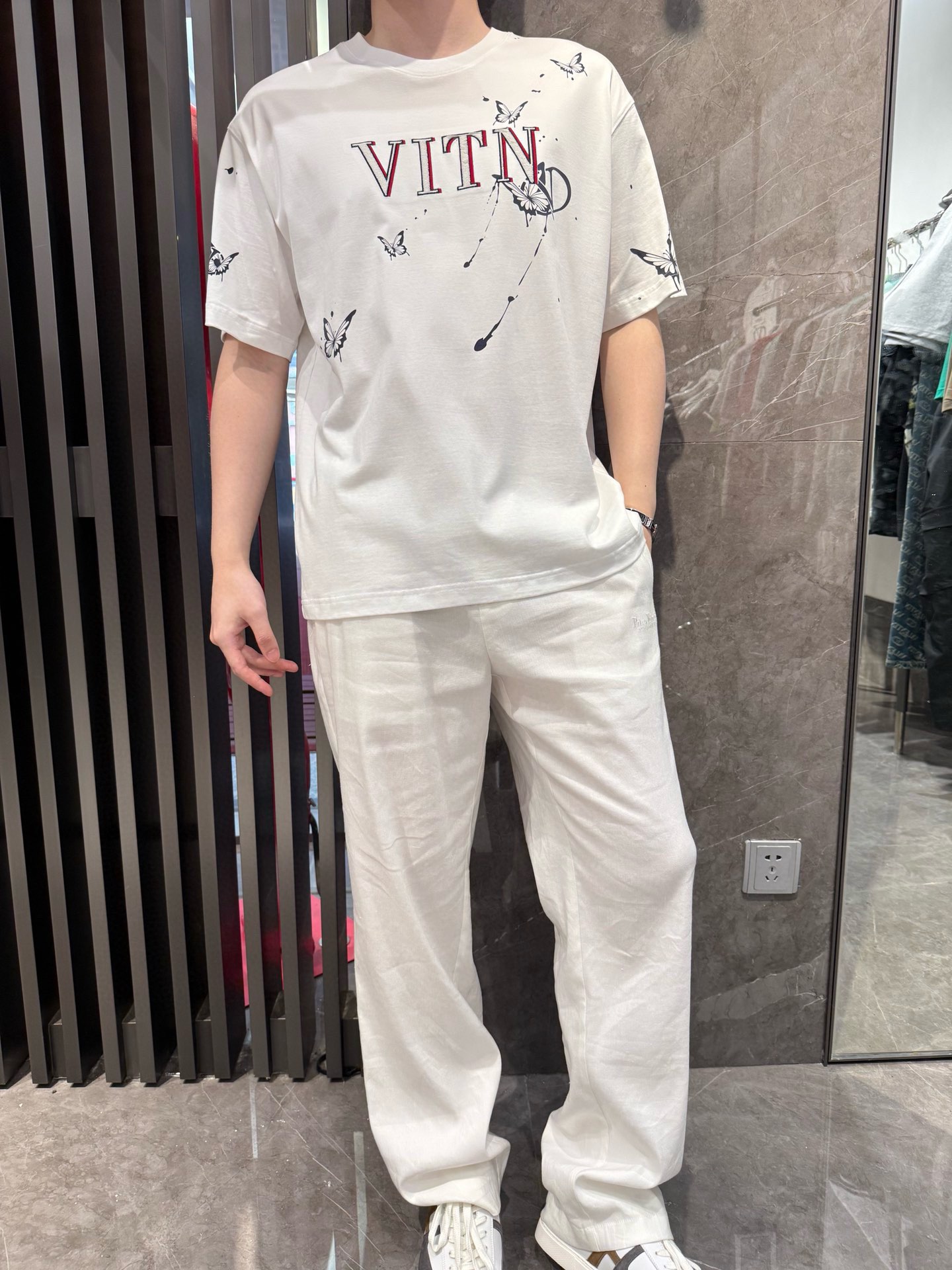 NO:459457,Valentino - the latest T-shirt shipment in 2025, hot-selling items in Europe and the United States!  Select 100% European cotton fabrics from imported Italian brands, the latest brand printing designs, highlighting fashion!  Number of codes 48-56 (model 180/140 wears 50, with Hong Kong Lane Crawford gift box packaging), valentino,tees, t-shirt,alexander wang19860909华伦天奴-2025最新T恤出货 欧美热销单品！精选意大利进口品牌百分百欧货棉面料,最新的品牌印花设计,彰显时尚 ！码数48-56（模特180/140穿50,配香港连卡佛礼盒包装）,,valentino,tees，t-shirt,alexander wang,Men's clothing