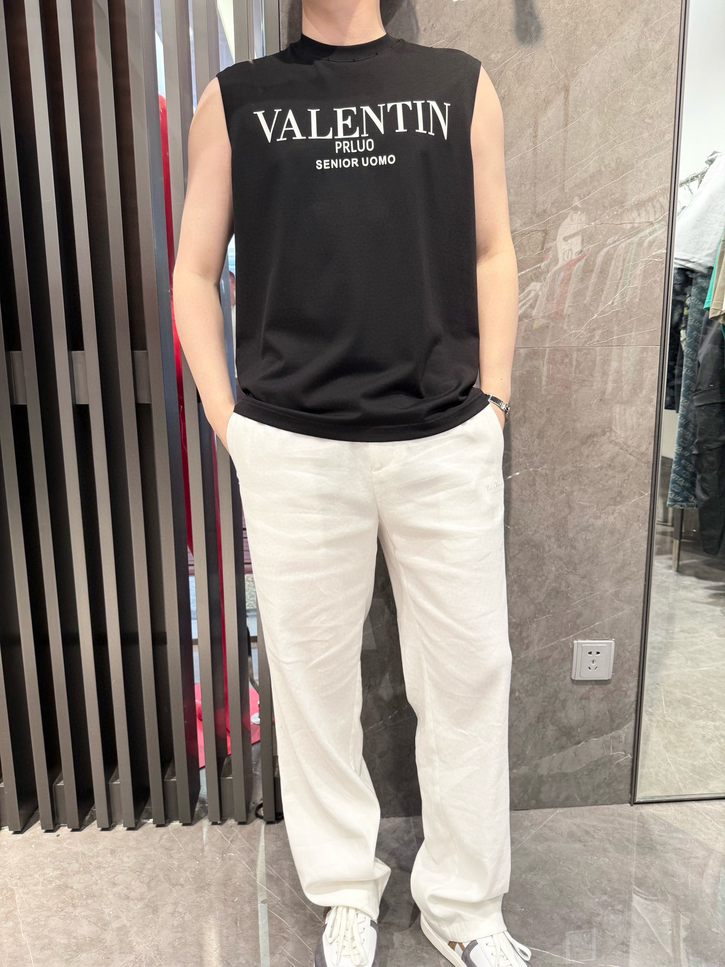 NO:459471,Valentino - 2025 latest round neck vest shipment, hot-selling items in Europe and the United States!  Selected Italian imported brands to customize 100% European cotton!  The brand logo on the chest is matched with the latest design to highlight fashion!  Number of codes 48-56 (model 180/140 wears 50, with Hong Kong Lane Crawford gift box packaging), valentino, alexander wang19860909华伦天奴-品2025最新圆领背心出货 欧美热销单品！精选意大利进口品牌定制百分百欧货棉！胸口的品牌标志搭配最新的设计,彰显时尚 ！码数48-56（模特180/140穿50,配香港连卡佛礼盒包装）,,valentino,alexander wang,Men's clothing