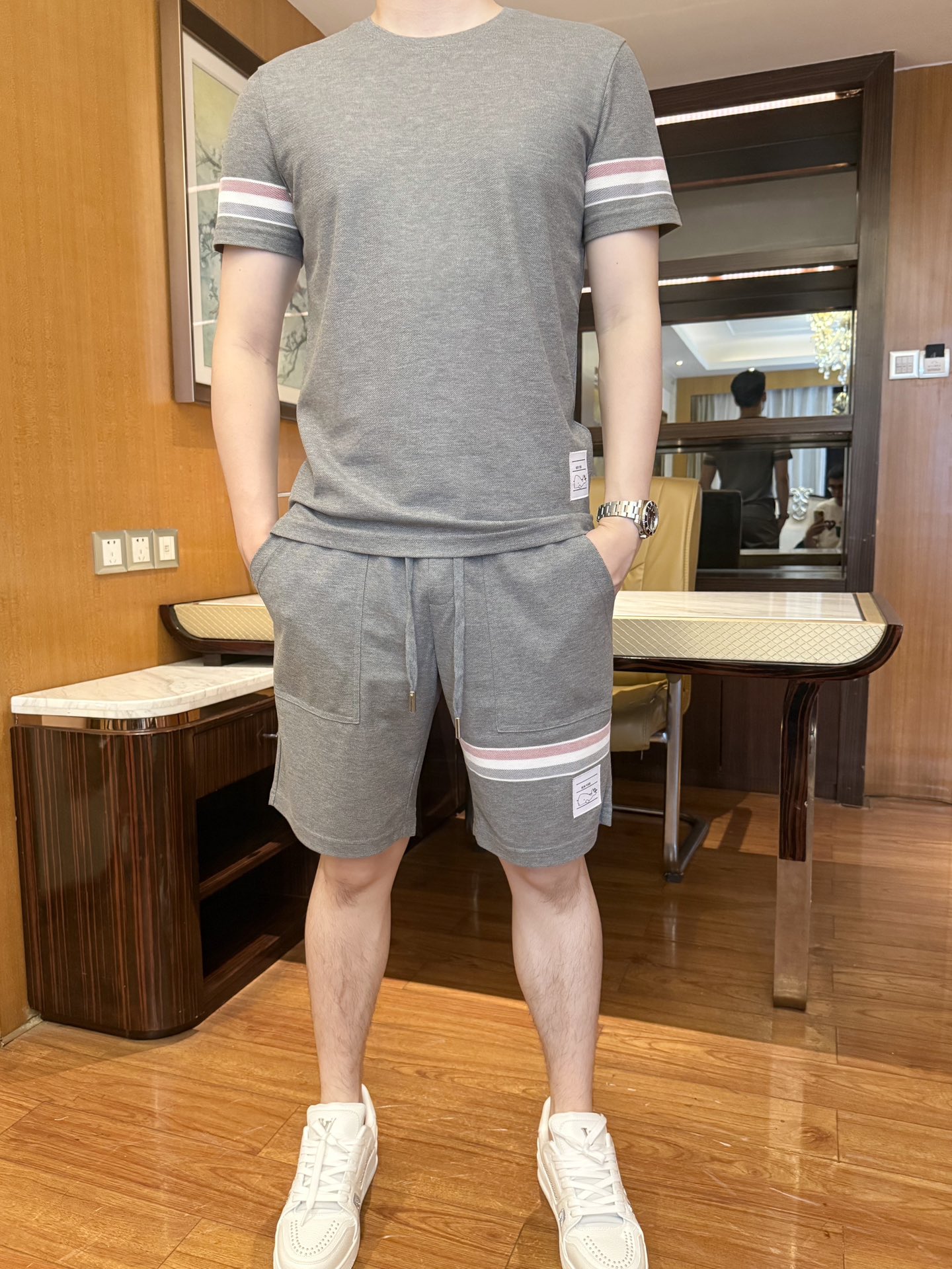 NO:459477,TB-2025 latest hot-selling sets are shipped, and hot-selling items in Europe and the United States!  Selected Italian imported fine cotton fabrics with simple designs, and the webbing design on the cuffs highlights fashion. You cannot miss it. Size 48-56 (model 180/140 wears 50, with Hong Kong Lane Crawford gift box packaging),,alexander wang19860909TB-2025最新爆款套装出货 欧美热销单品！精选意大利进口精棉面料搭配简约的设计,袖口的织带设计彰显时尚 您不容错过.尺码48-56（模特180/140穿50,配香港连卡佛礼盒包装）,,alexander wang,Men's clothing