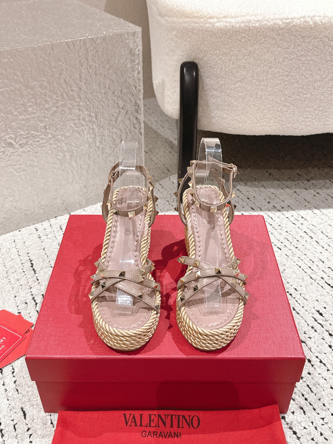 NO:439947,Valentino high-end new rivet rope braided wedge sandals. Simple and super versatile. It is perfect and luxurious to wear with spring and summer clothing. The foot feels even more comfortable!  The original material is perfectly replicated. The original decorative buckle is disassembled and unfolded. Cowhide surface. Cowhide inner lining. Electroplating rivet buckle. Original anti-slip rubber bottom. Three colors are in the same!  The height of gold heels is about 10cm. The front palm water platform is about 4cm. The original packaging of the counter is equipped!  SIZE35--40 (41 can be customized), sandals, valentino, valentino, sandals, cowhide, gold19860909Valentino华伦天奴 高版本新款铆钉麻绳编织坡跟凉鞋. 简约超级百搭. 上脚完美奢华可任意搭配春夏服饰. 脚感更是舒适！ 材质原版完美复刻. 饰扣原版拆解开模. 牛皮面.牛皮内里. 电镀铆钉饰扣. 原版防滑橡胶大底. 三色同入！ 黄金跟高约10cm. 前掌水台约4cm. 配置专柜原版包装！ SIZE35--40（41可订做）,凉鞋,valentino,valentino,sandals,cowhide,gold,Women's Shoes