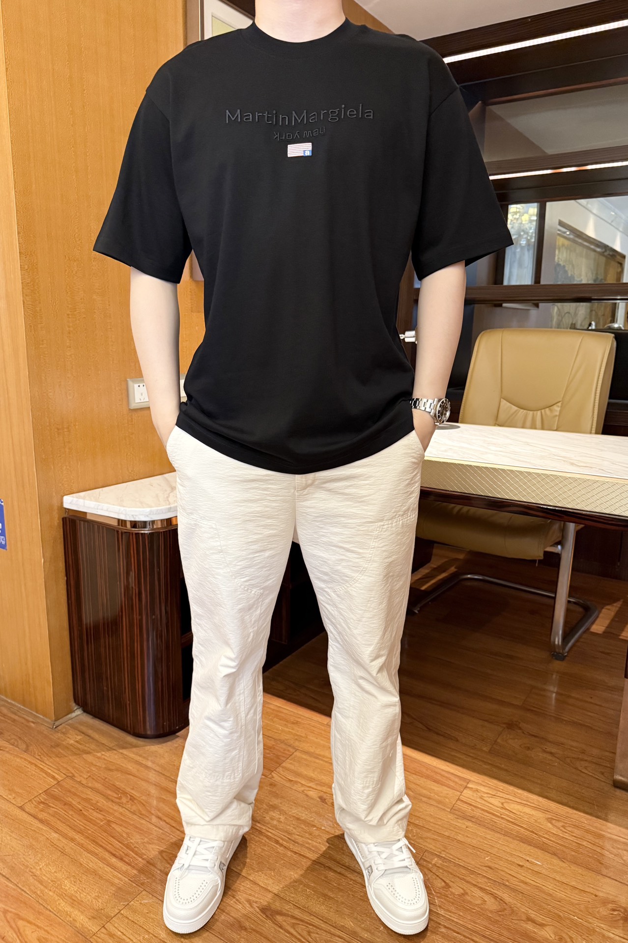 NO:459451,Majila-2025 counter latest hot T-shirt shipment, hot-selling items in European and American counters!  Selected Italian imported fine cotton fabrics with the latest design, the unique brand logo on the chest highlights fashion, and the upper body effect can be seen. Number of codes 48-56 (model 180/140 wears 48, with Hong Kong Lane Crawford gift box packaging),,masion margiela,tees,t-shirt,alexander wang19860909马吉拉-2025专柜最新爆款T恤出货 欧美专柜热销单品！精选意大利进口精棉面料搭配最新的设计,胸前的独特品牌标志彰显时尚 上身效果看得见.码数48-56（模特180/140穿48,配香港连卡佛礼盒包装）,,masion margiela,tees，t-shirt,alexander wang,Men's clothing