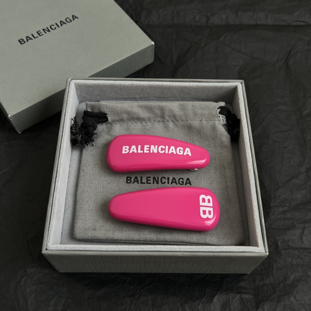 【】一对，巴黎世家 Balenciaga 发夹  简单大方 大牌金质感饱满 ，搭配衣服超好看 ！