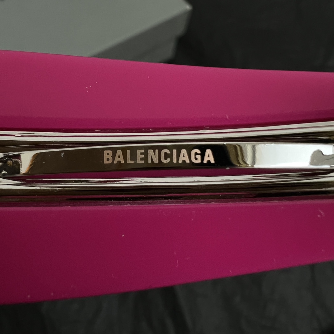 【】一对，巴黎世家 Balenciaga 发夹  简单大方 大牌金质感饱满 ，搭配衣服超好看 ！
