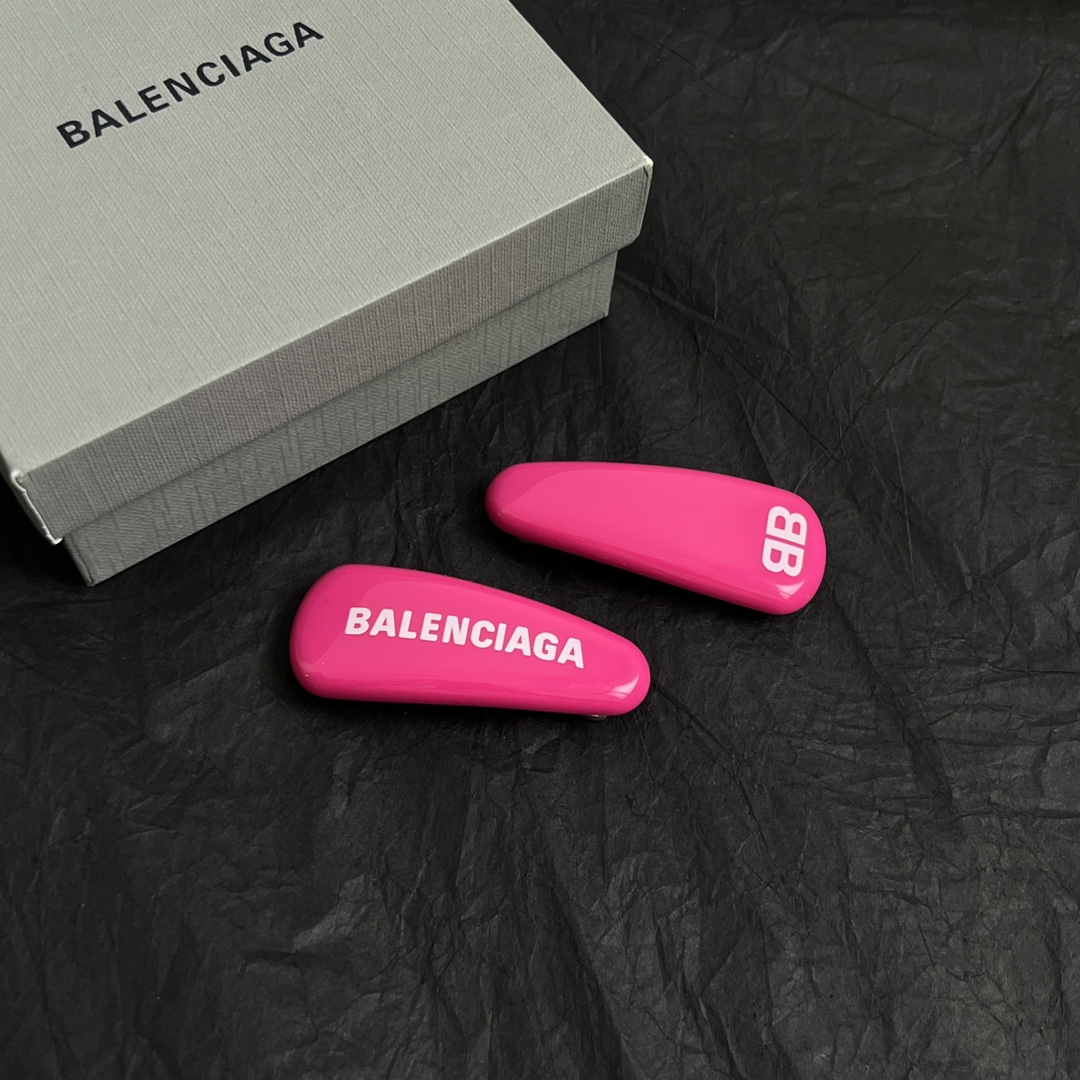 【】一对，巴黎世家 Balenciaga 发夹  简单大方 大牌金质感饱满 ，搭配衣服超好看 ！