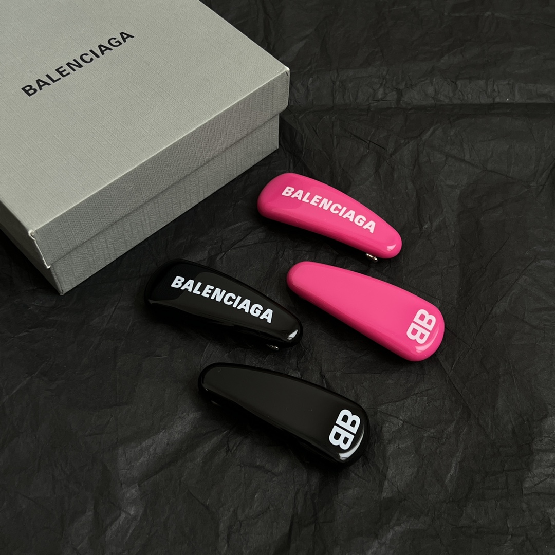 【】一对，巴黎世家 Balenciaga 发夹  简单大方 大牌金质感饱满 ，搭配衣服超好看 ！