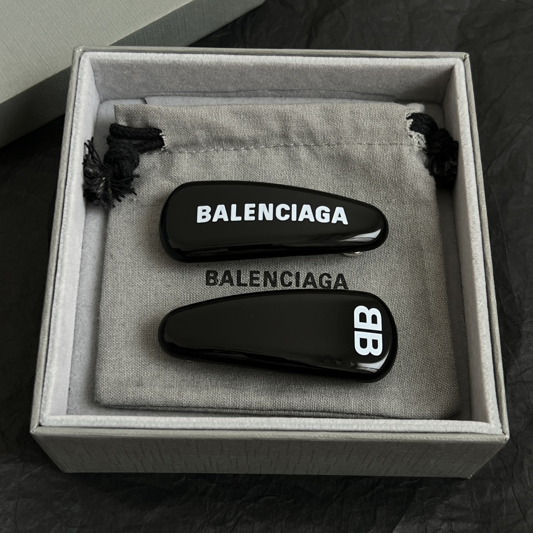 【】一对，巴黎世家 Balenciaga 发夹  简单大方 大牌金质感饱满 ，搭配衣服超好看 ！