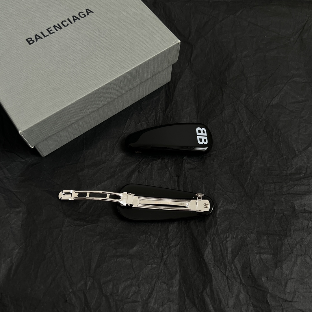 【】一对，巴黎世家 Balenciaga 发夹  简单大方 大牌金质感饱满 ，搭配衣服超好看 ！
