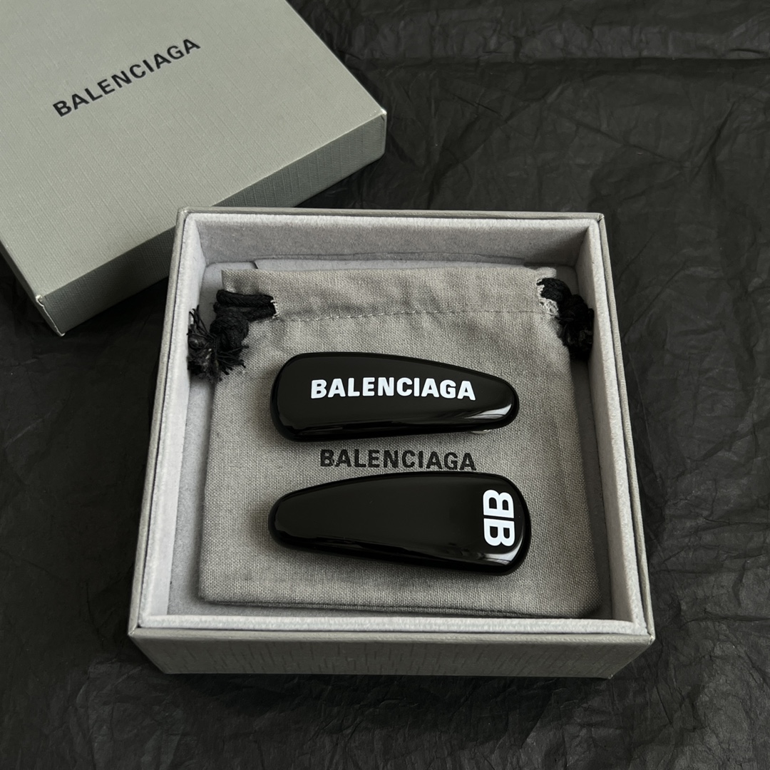 【】一对，巴黎世家 Balenciaga 发夹  简单大方 大牌金质感饱满 ，搭配衣服超好看 ！