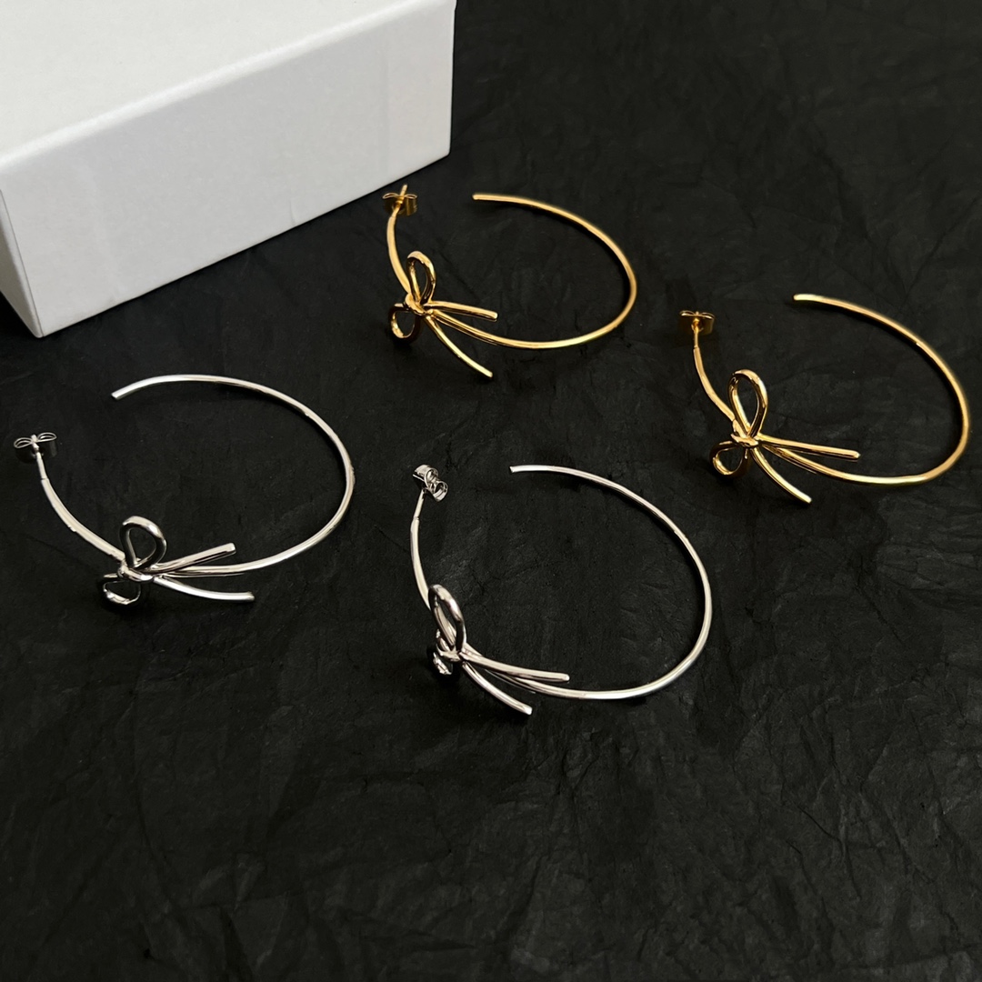 【】Wens  耳环  爆款新品 精致耐看 华丽登场，整体细节非常令人惊喜，典雅而时尚，突显法式高雅气息
